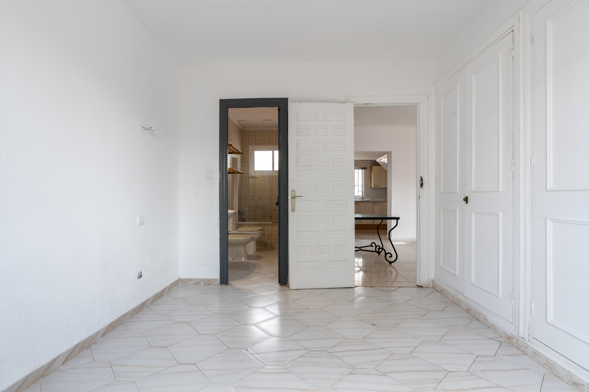 Townhouse in Calahonda, 400 m from the beach. Two-storey property with 4 bedrooms, 3 bathrooms, private garden, terraces, parking space and direct access to the communal pool.