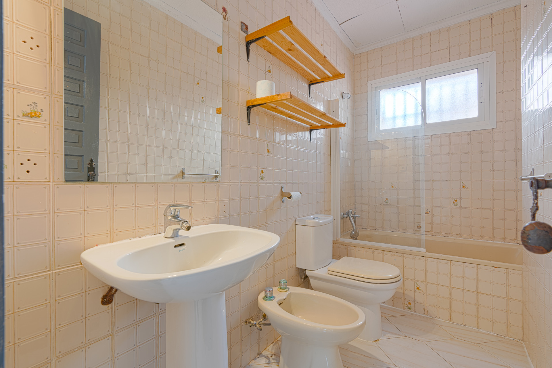 Townhouse in Calahonda, 400 m from the beach. Two-storey property with 4 bedrooms, 3 bathrooms, private garden, terraces, parking space and direct access to the communal pool.
