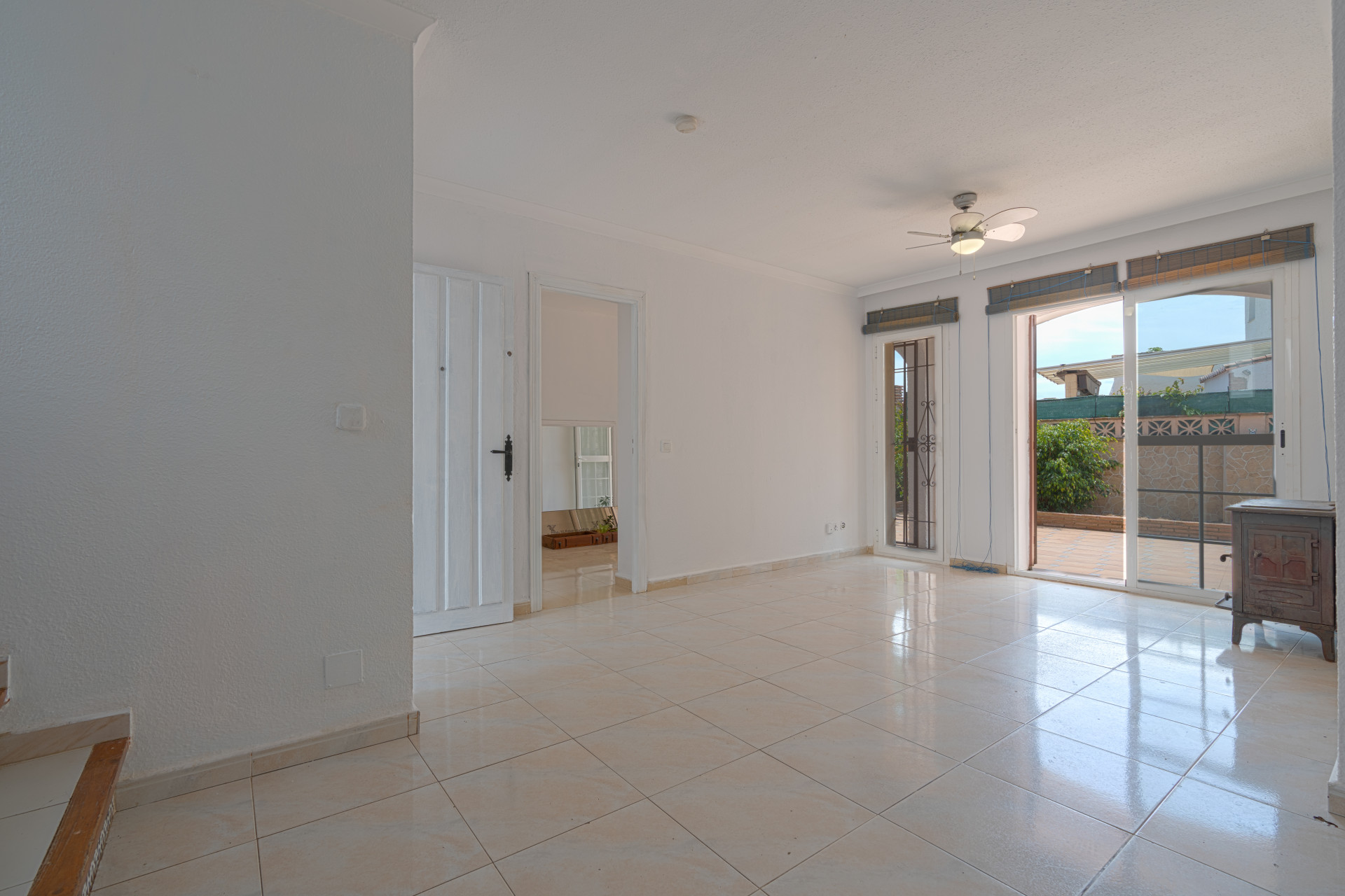 Townhouse in Calahonda, 400 m from the beach. Two-storey property with 4 bedrooms, 3 bathrooms, private garden, terraces, parking space and direct access to the communal pool.