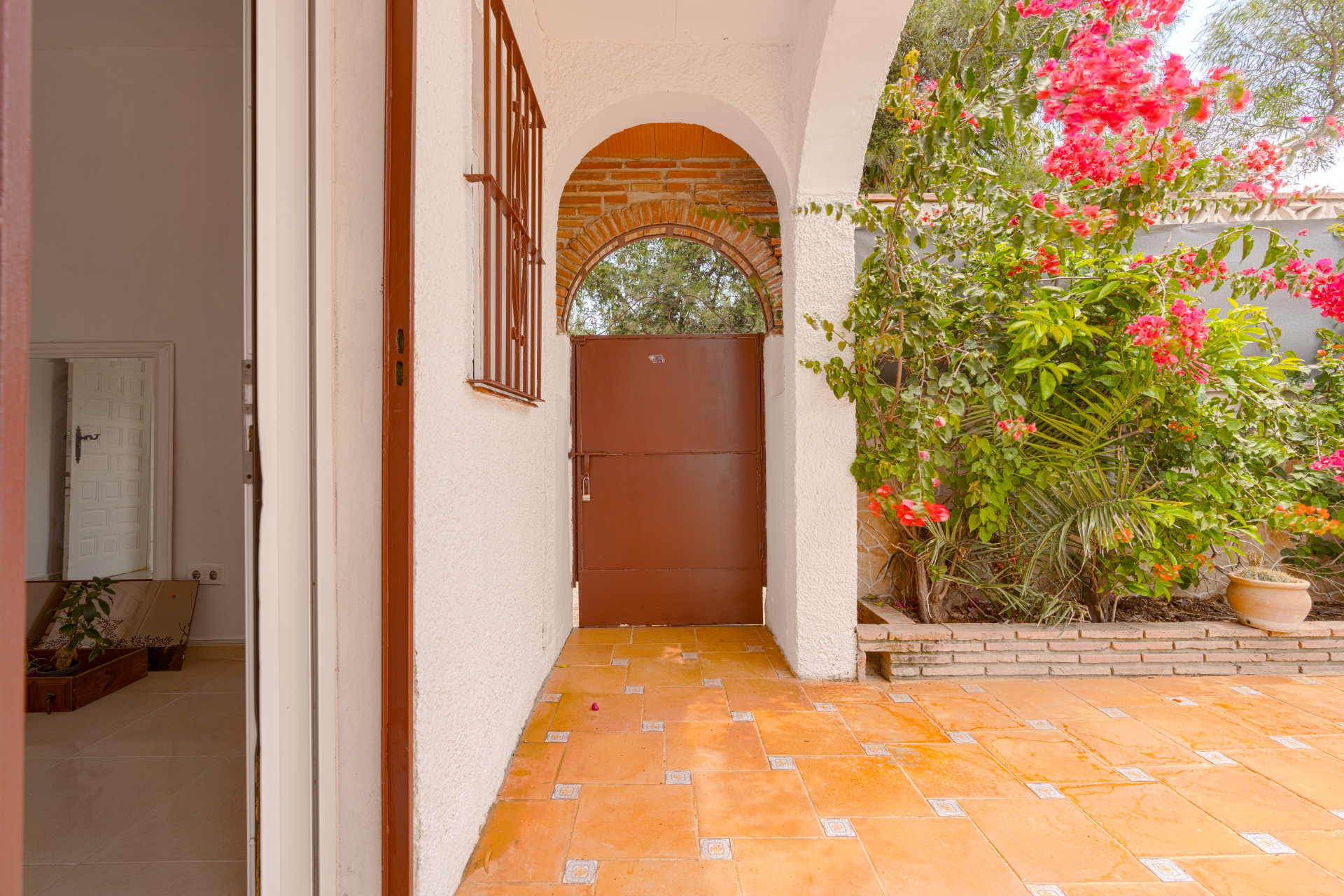 Townhouse in Calahonda, 400 m from the beach. Two-storey property with 4 bedrooms, 3 bathrooms, private garden, terraces, parking space and direct access to the communal pool.