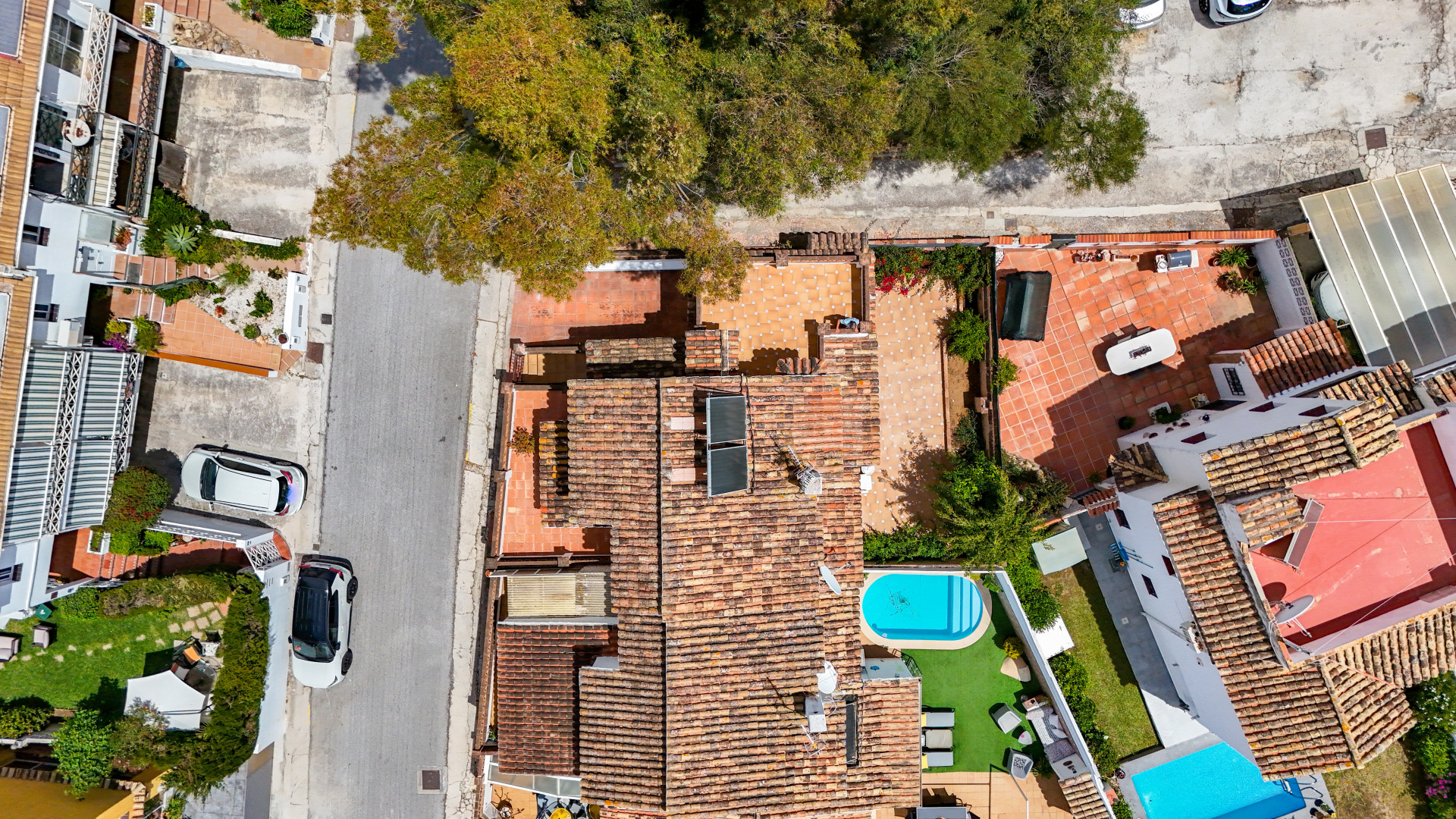 Townhouse in Calahonda, 400 m from the beach. Two-storey property with 4 bedrooms, 3 bathrooms, private garden, terraces, parking space and direct access to the communal pool.