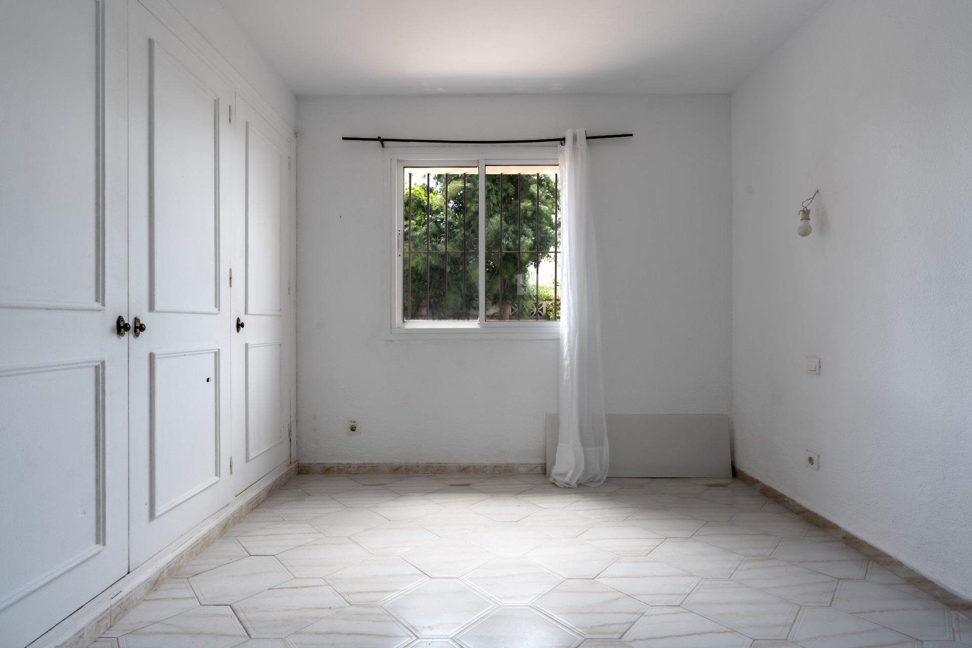 Townhouse in Calahonda, 400 m from the beach. Two-storey property with 4 bedrooms, 3 bathrooms, private garden, terraces, parking space and direct access to the communal pool.
