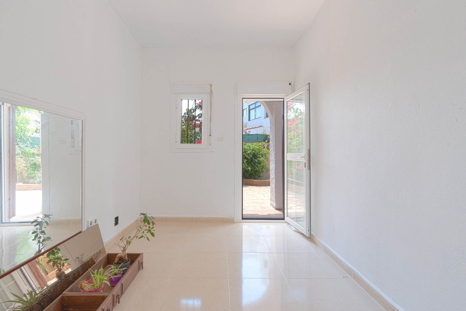 Townhouse in Calahonda, 400 m from the beach. Two-storey property with 4 bedrooms, 3 bathrooms, private garden, terraces, parking space and direct access to the communal pool.
