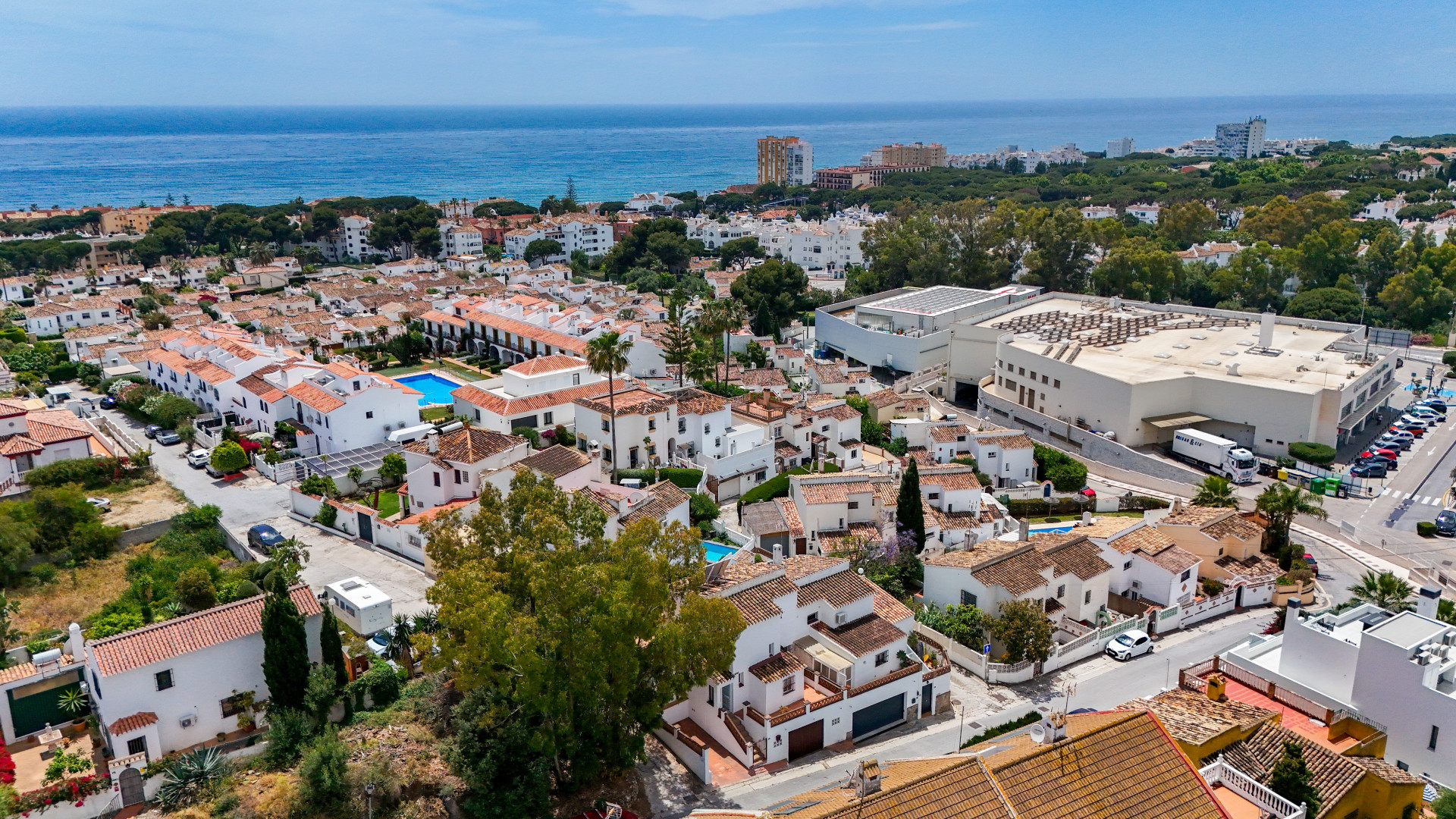 Townhouse in Calahonda, 400 m from the beach. Two-storey property with 4 bedrooms, 3 bathrooms, private garden, terraces, parking space and direct access to the communal pool.