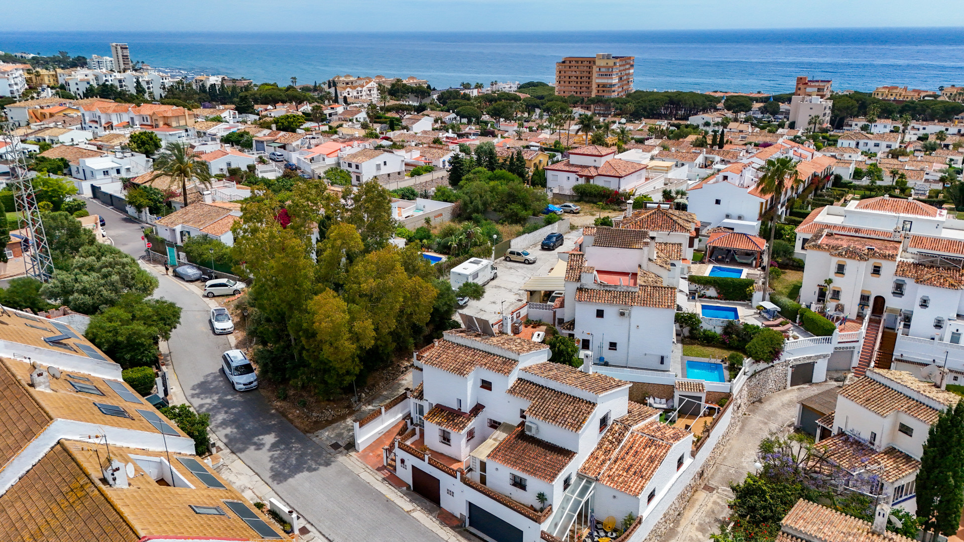 Townhouse in Calahonda, 400 m from the beach. Two-storey property with 4 bedrooms, 3 bathrooms, private garden, terraces, parking space and direct access to the communal pool.