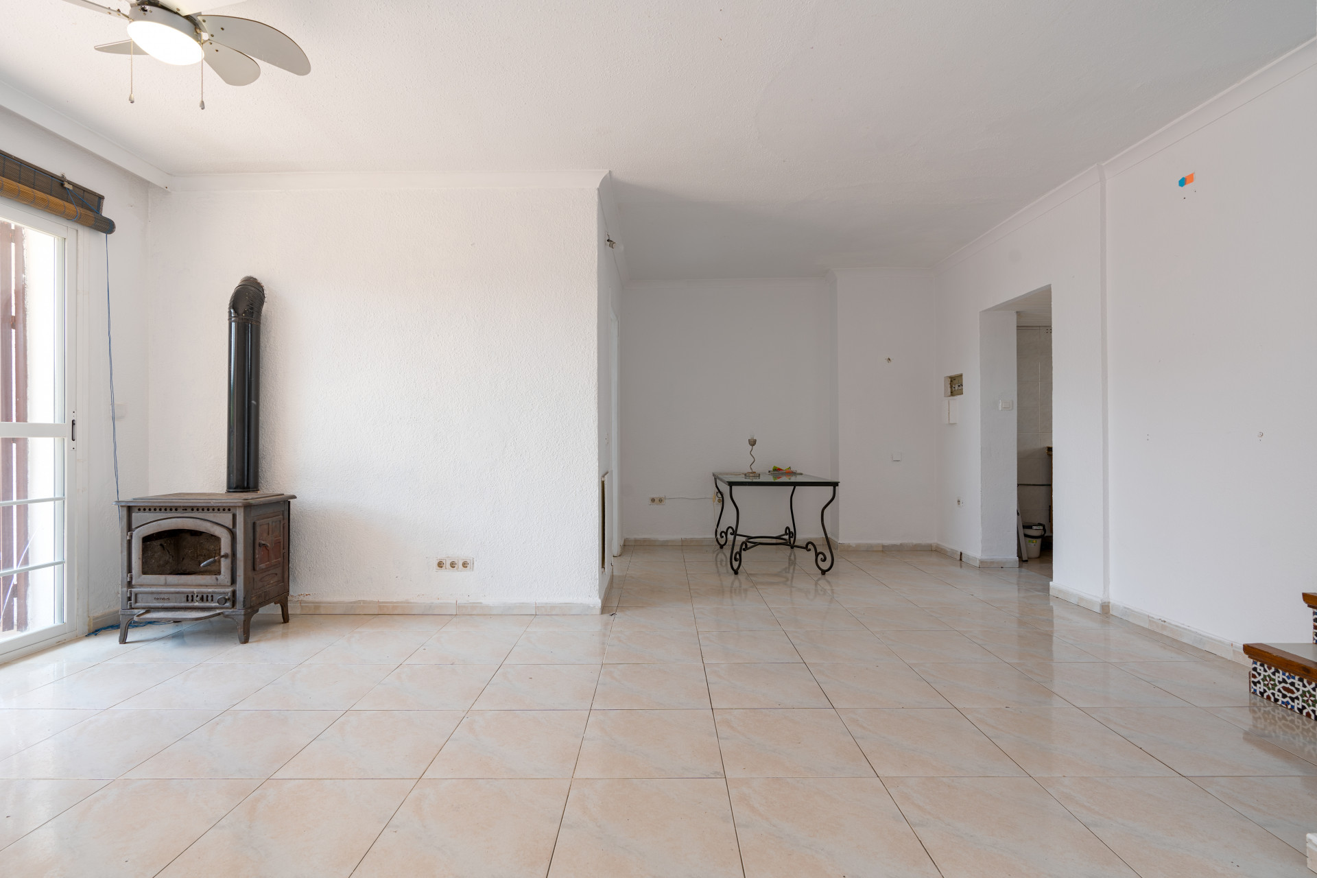 Townhouse in Calahonda, 400 m from the beach. Two-storey property with 4 bedrooms, 3 bathrooms, private garden, terraces, parking space and direct access to the communal pool.