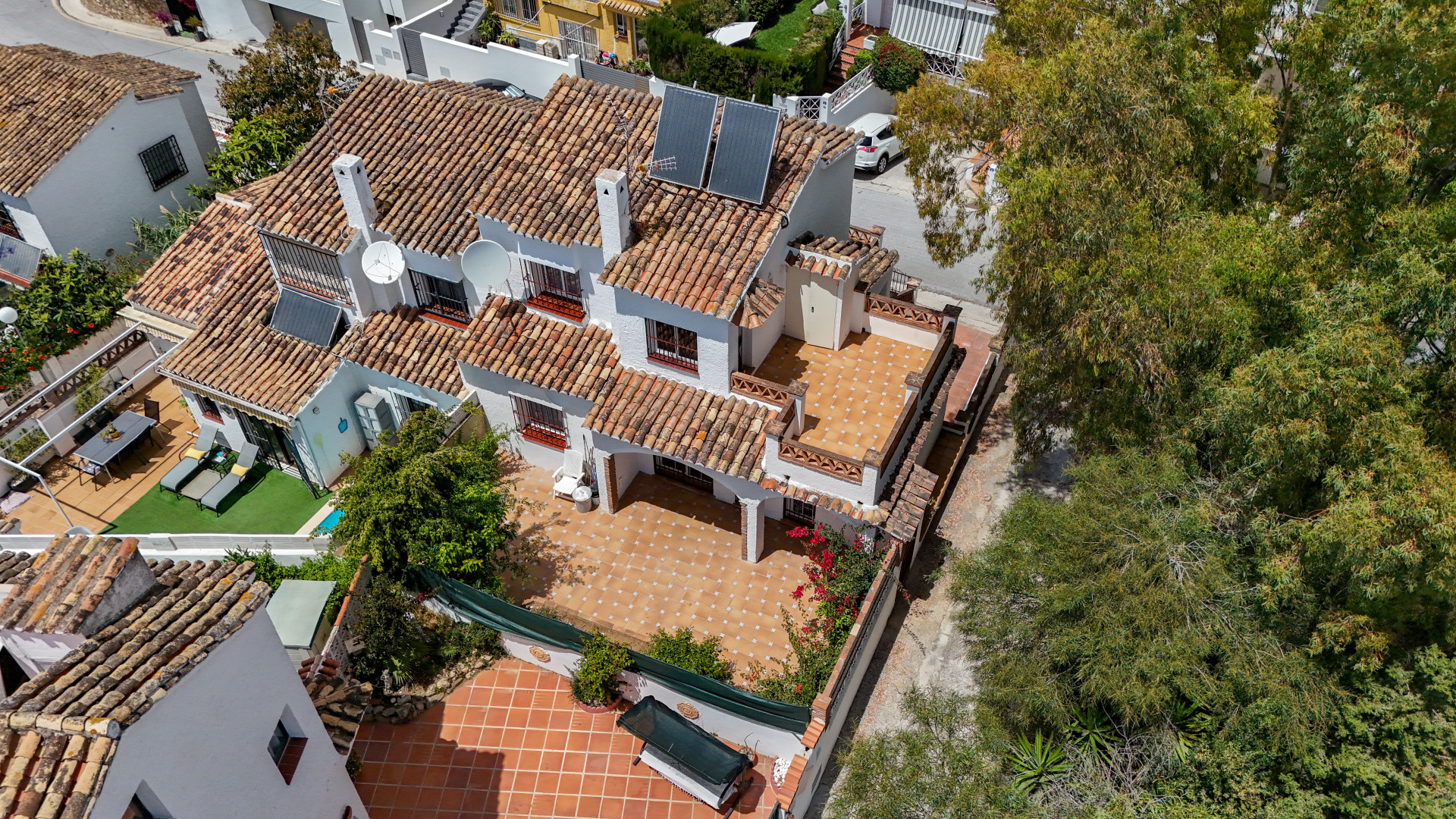 Townhouse in Calahonda, 400 m from the beach. Two-storey property with 4 bedrooms, 3 bathrooms, private garden, terraces, parking space and direct access to the communal pool.
