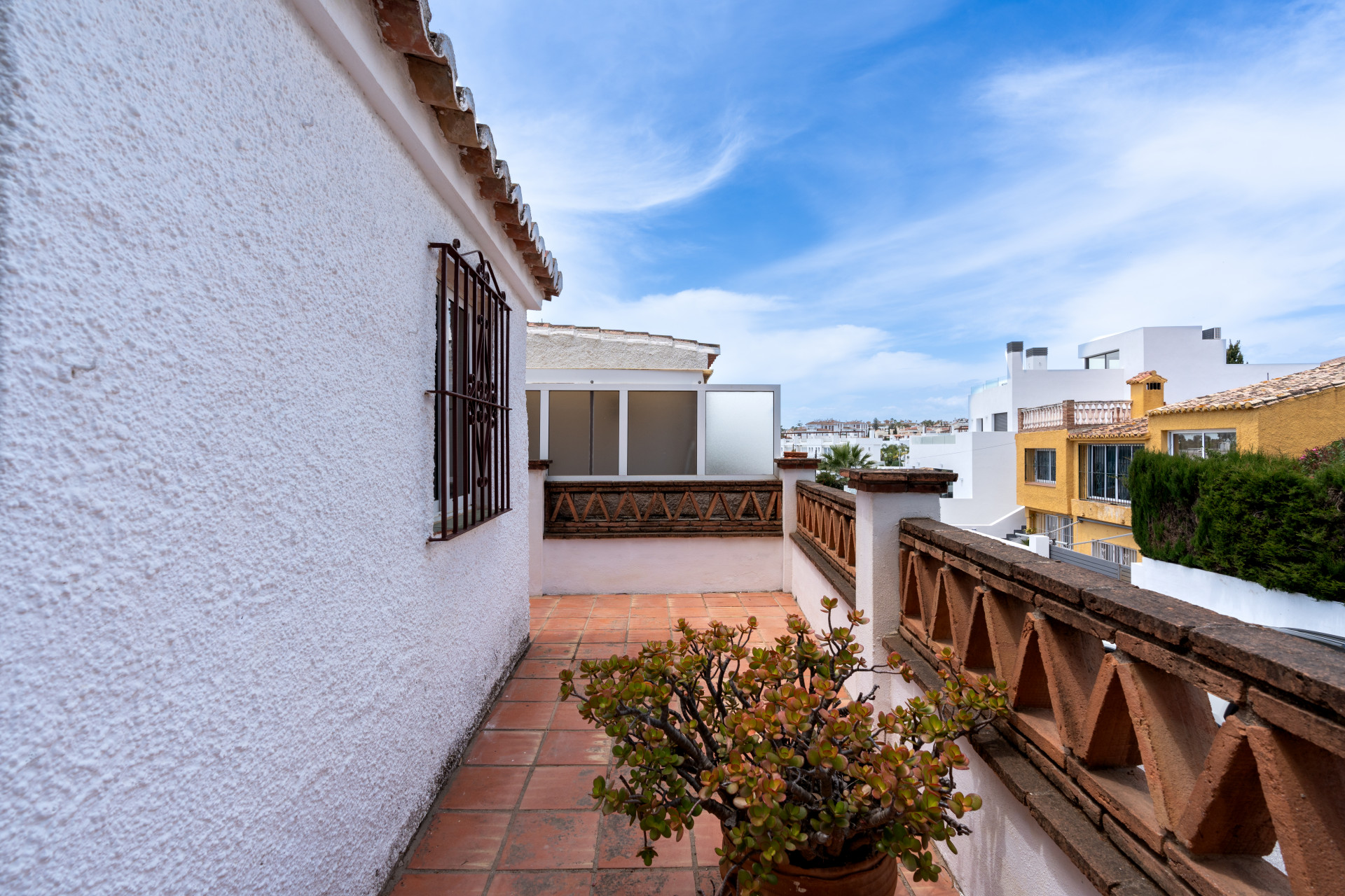 Townhouse in Calahonda, 400 m from the beach. Two-storey property with 4 bedrooms, 3 bathrooms, private garden, terraces, parking space and direct access to the communal pool.