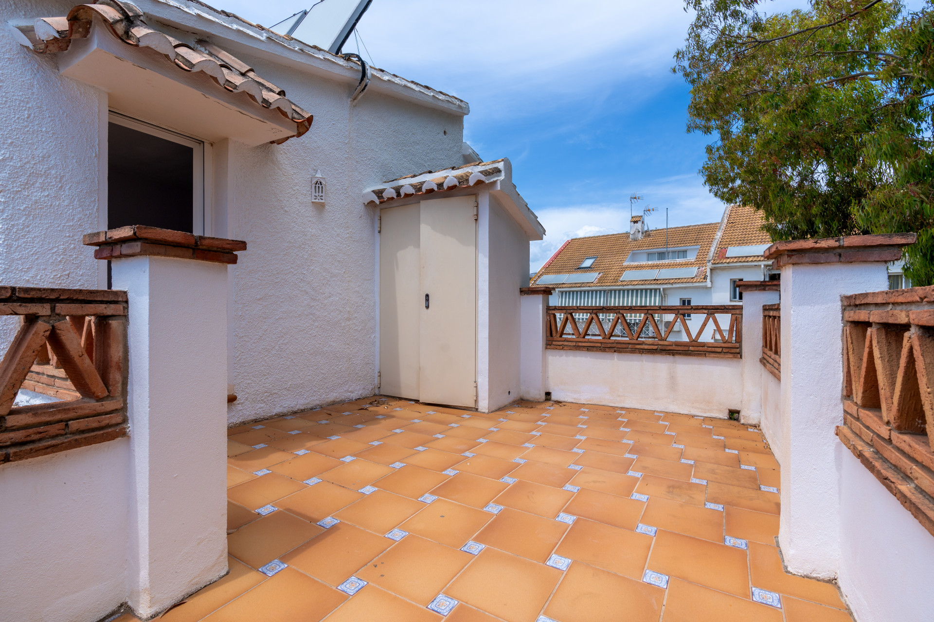 Townhouse in Calahonda, 400 m from the beach. Two-storey property with 4 bedrooms, 3 bathrooms, private garden, terraces, parking space and direct access to the communal pool.
