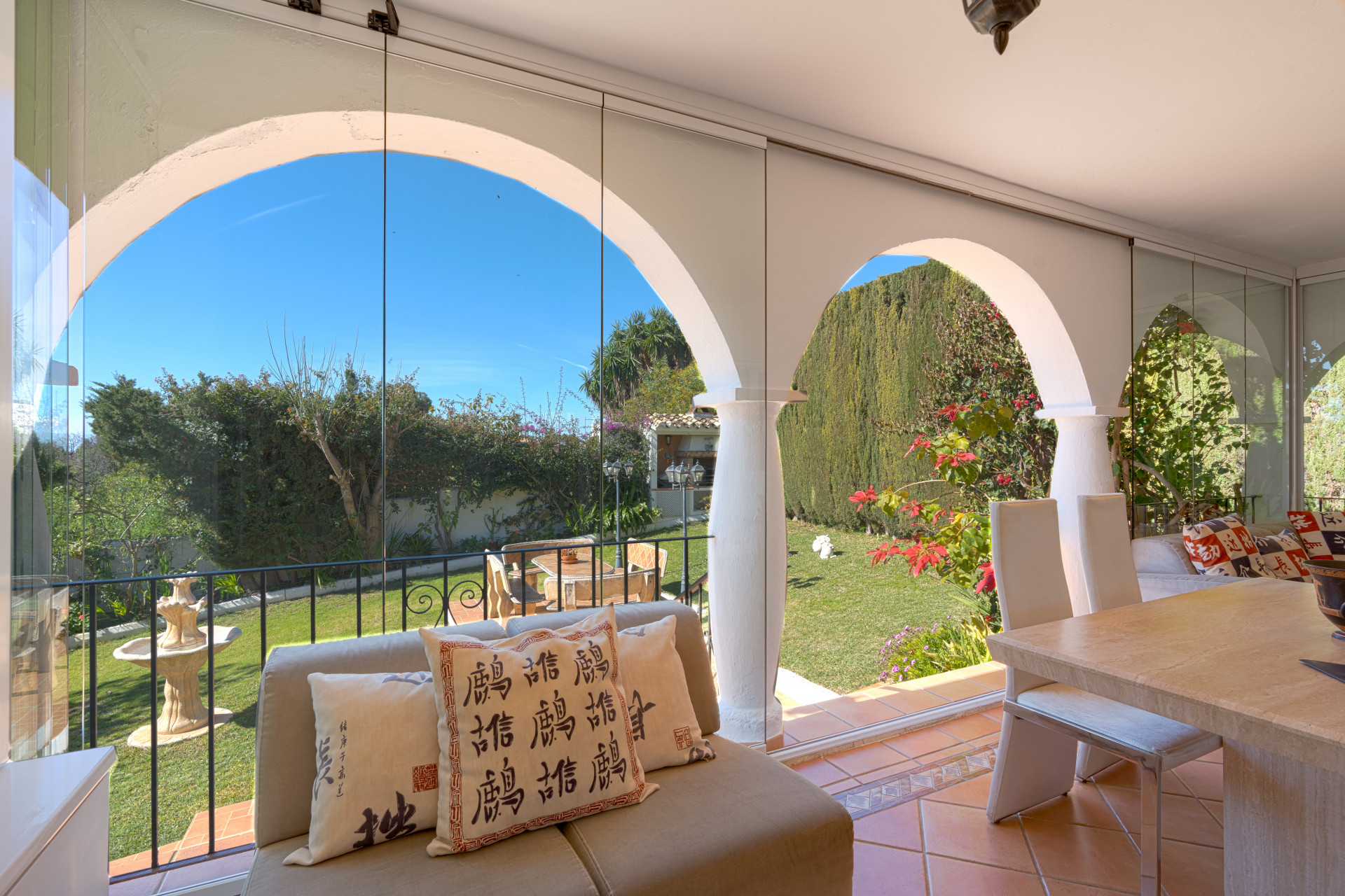 Stunning property in Real Panorama, Marbella, set on a 1,300 m² plot with private pool, solarium, and landscaped gardens. Currently divided into two independent homes with 4 bedrooms, 4 bathrooms, two kitchens, and terraces.
