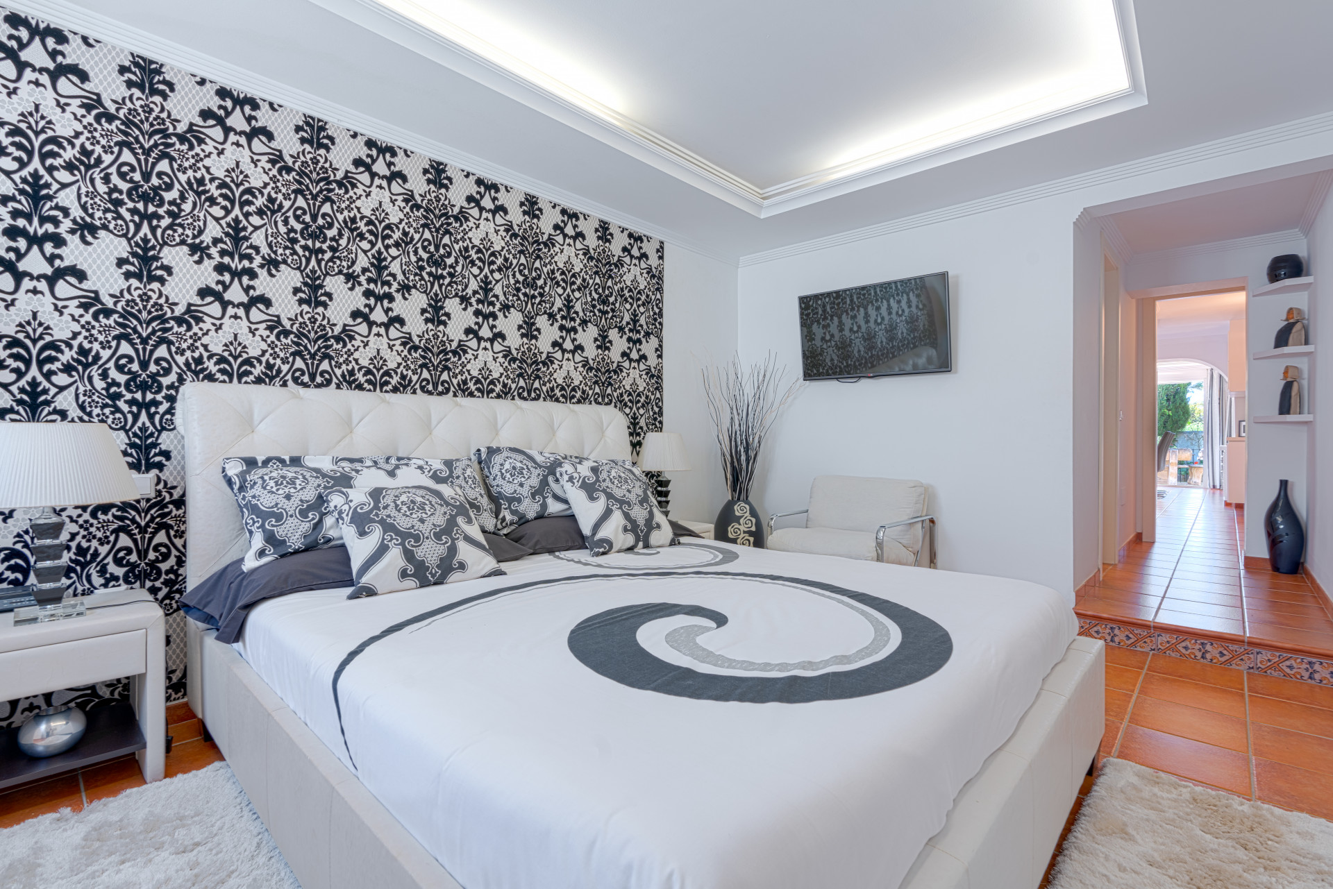 Stunning property in Real Panorama, Marbella, set on a 1,300 m² plot with private pool, solarium, and landscaped gardens. Currently divided into two independent homes with 4 bedrooms, 4 bathrooms, two kitchens, and terraces.