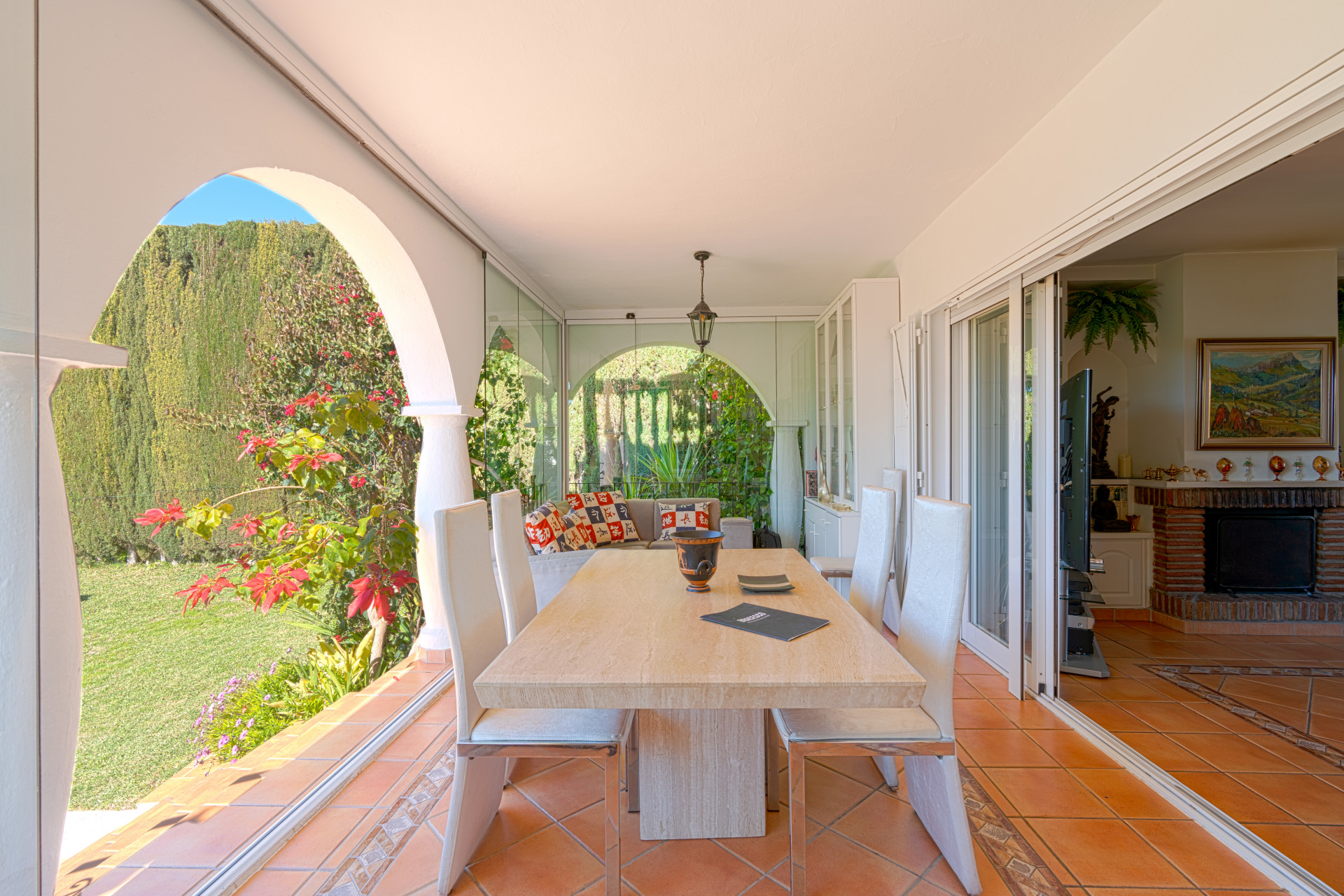 Stunning property in Real Panorama, Marbella, set on a 1,300 m² plot with private pool, solarium, and landscaped gardens. Currently divided into two independent homes with 4 bedrooms, 4 bathrooms, two kitchens, and terraces.