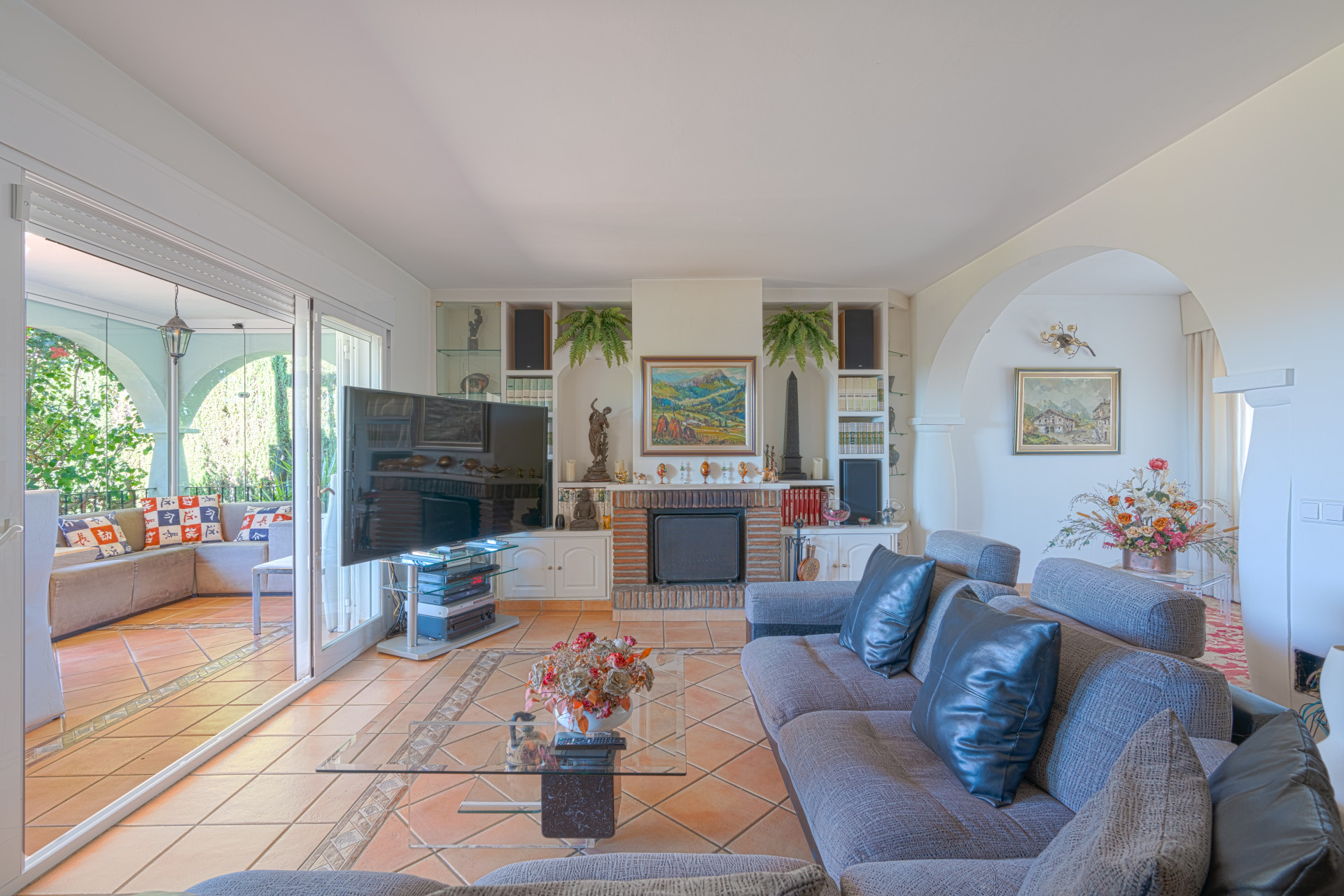 Stunning property in Real Panorama, Marbella, set on a 1,300 m² plot with private pool, solarium, and landscaped gardens. Currently divided into two independent homes with 4 bedrooms, 4 bathrooms, two kitchens, and terraces.