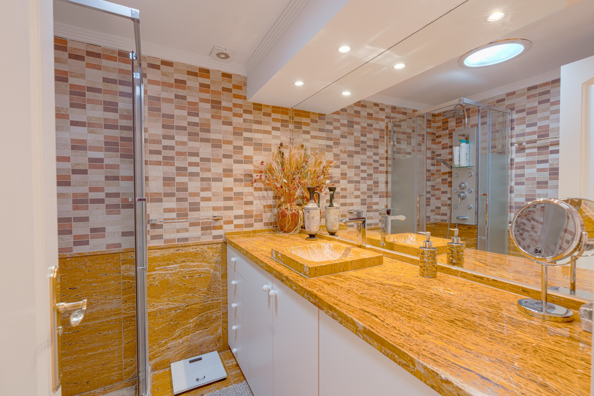 Stunning property in Real Panorama, Marbella, set on a 1,300 m² plot with private pool, solarium, and landscaped gardens. Currently divided into two independent homes with 4 bedrooms, 4 bathrooms, two kitchens, and terraces.
