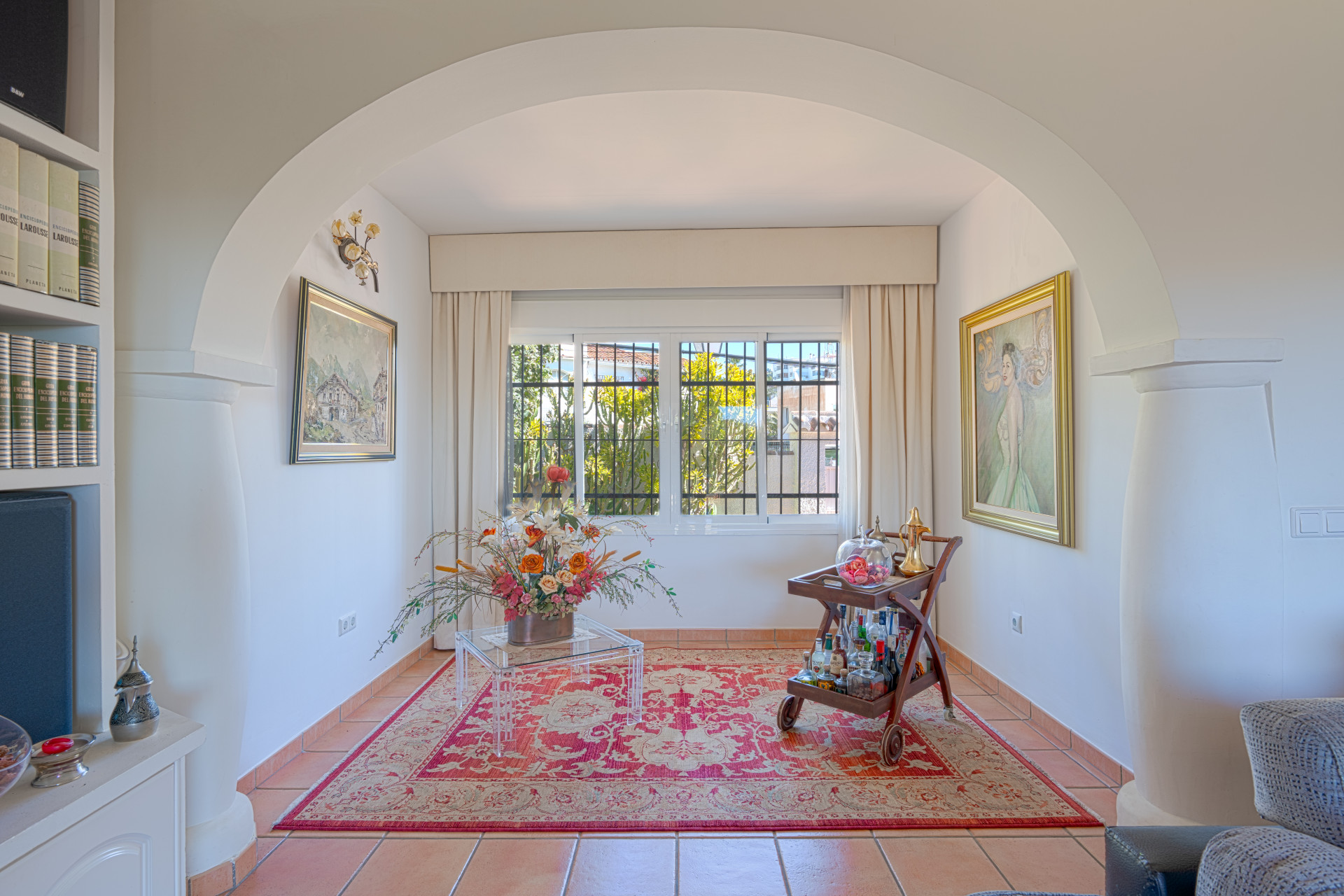 Stunning property in Real Panorama, Marbella, set on a 1,300 m² plot with private pool, solarium, and landscaped gardens. Currently divided into two independent homes with 4 bedrooms, 4 bathrooms, two kitchens, and terraces.