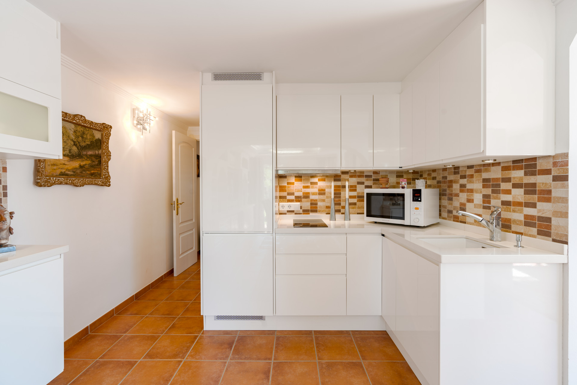 Stunning property in Real Panorama, Marbella, set on a 1,300 m² plot with private pool, solarium, and landscaped gardens. Currently divided into two independent homes with 4 bedrooms, 4 bathrooms, two kitchens, and terraces.