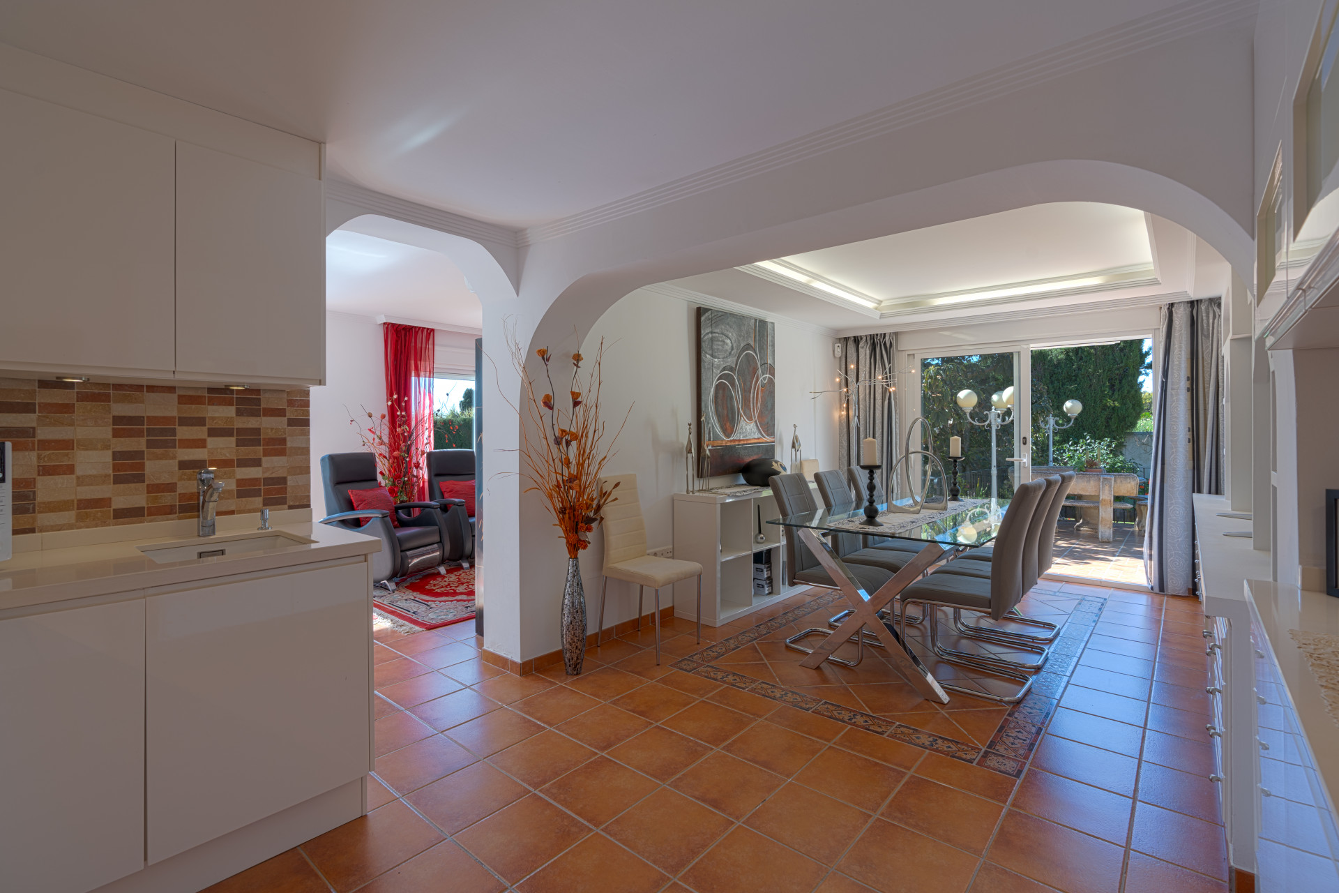 Stunning property in Real Panorama, Marbella, set on a 1,300 m² plot with private pool, solarium, and landscaped gardens. Currently divided into two independent homes with 4 bedrooms, 4 bathrooms, two kitchens, and terraces.