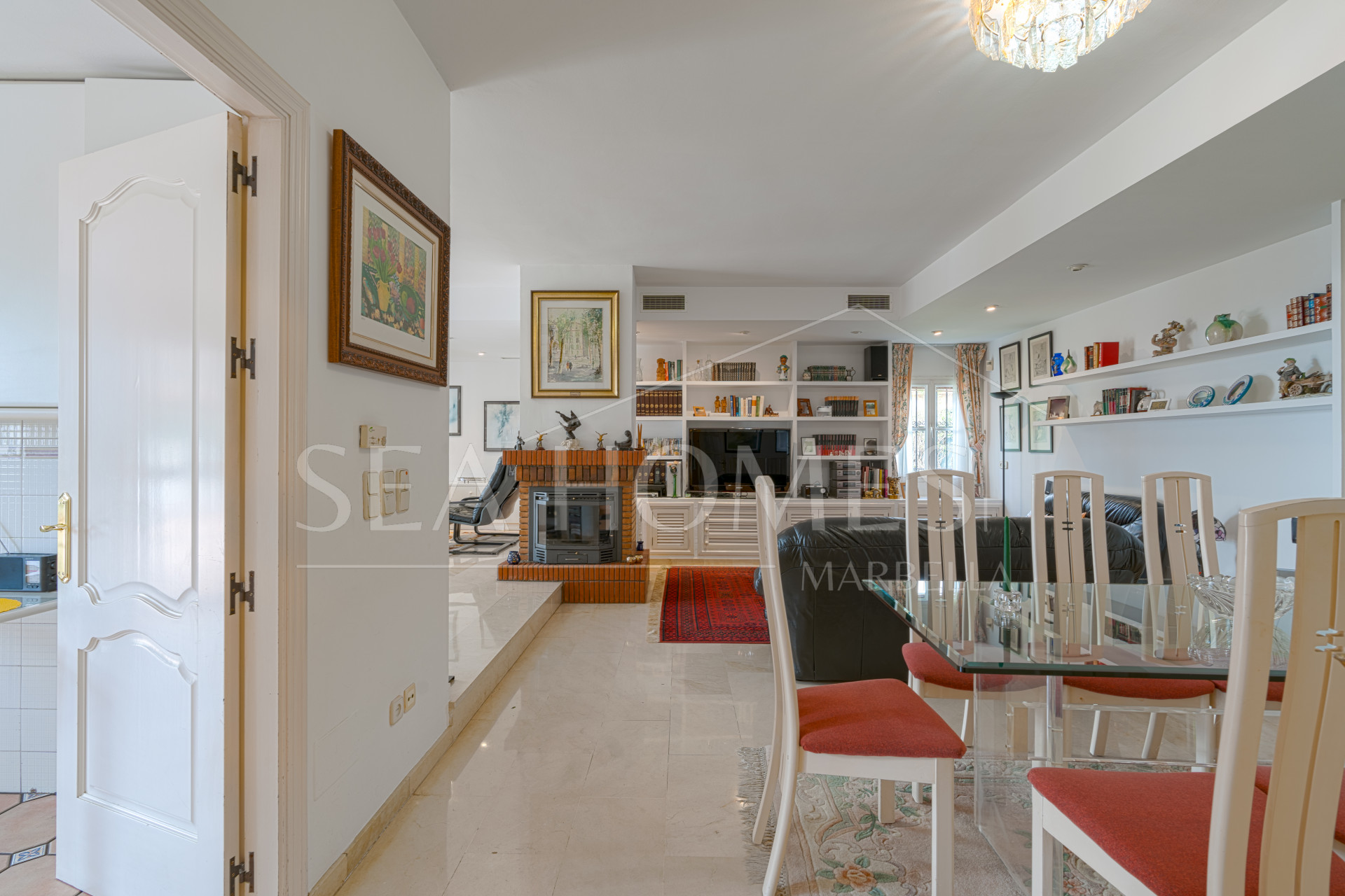 Exclusive luxury villa in Valdeolletas, Marbella, with stunning views of the sea and La Concha mountain. Set on a double plot of over 990 m², it features 6 bedrooms, 3 bathrooms, a private pool.