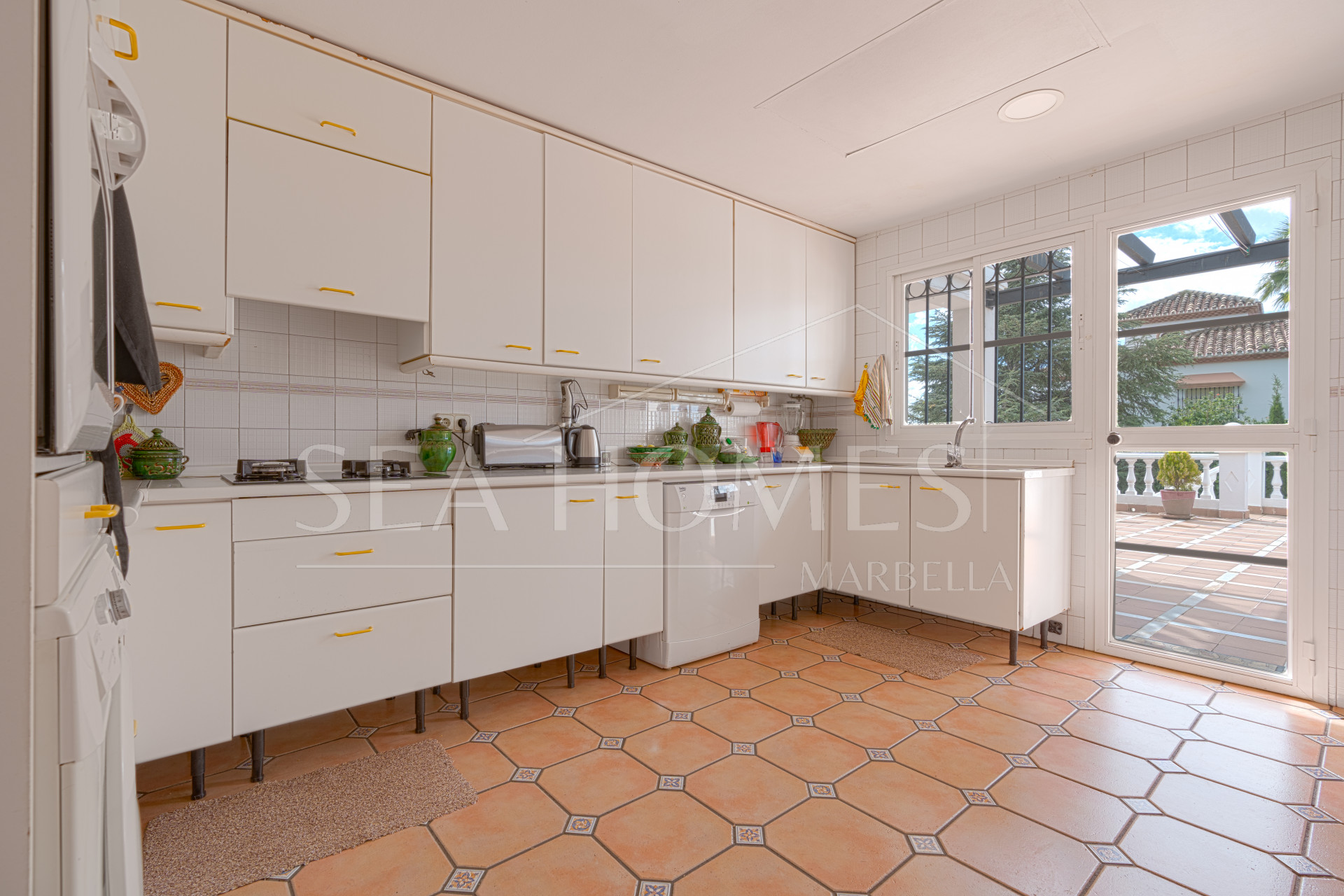 Exclusive luxury villa in Valdeolletas, Marbella, with stunning views of the sea and La Concha mountain. Set on a double plot of over 990 m², it features 6 bedrooms, 3 bathrooms, a private pool.