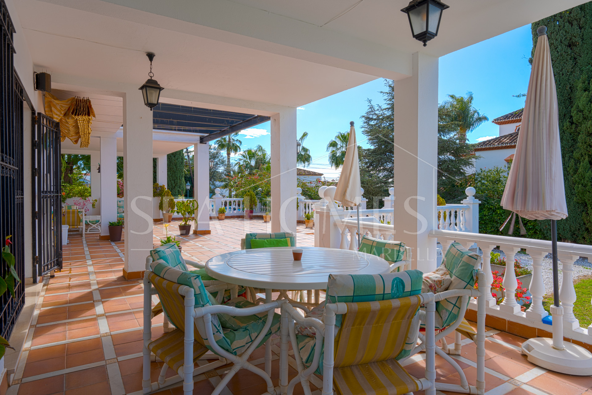 Exclusive luxury villa in Valdeolletas, Marbella, with stunning views of the sea and La Concha mountain. Set on a double plot of over 990 m², it features 6 bedrooms, 3 bathrooms, a private pool.