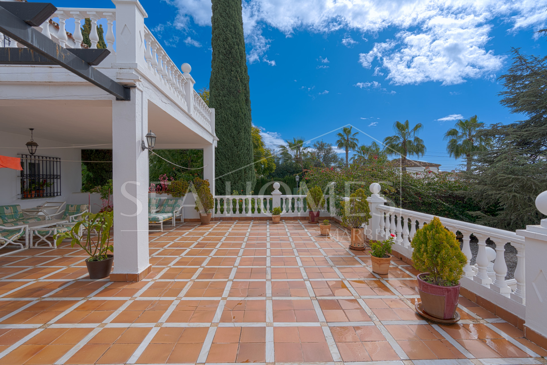 Exclusive luxury villa in Valdeolletas, Marbella, with stunning views of the sea and La Concha mountain. Set on a double plot of over 990 m², it features 6 bedrooms, 3 bathrooms, a private pool.