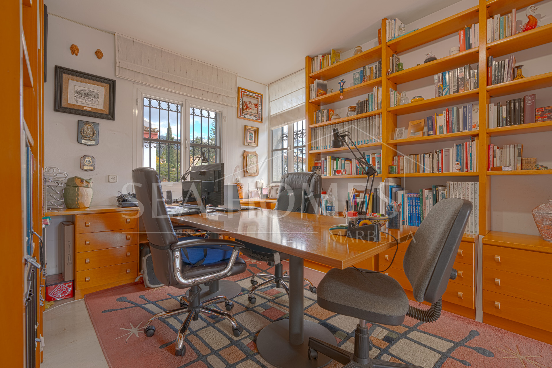 Exclusive luxury villa in Valdeolletas, Marbella, with stunning views of the sea and La Concha mountain. Set on a double plot of over 990 m², it features 6 bedrooms, 3 bathrooms, a private pool.