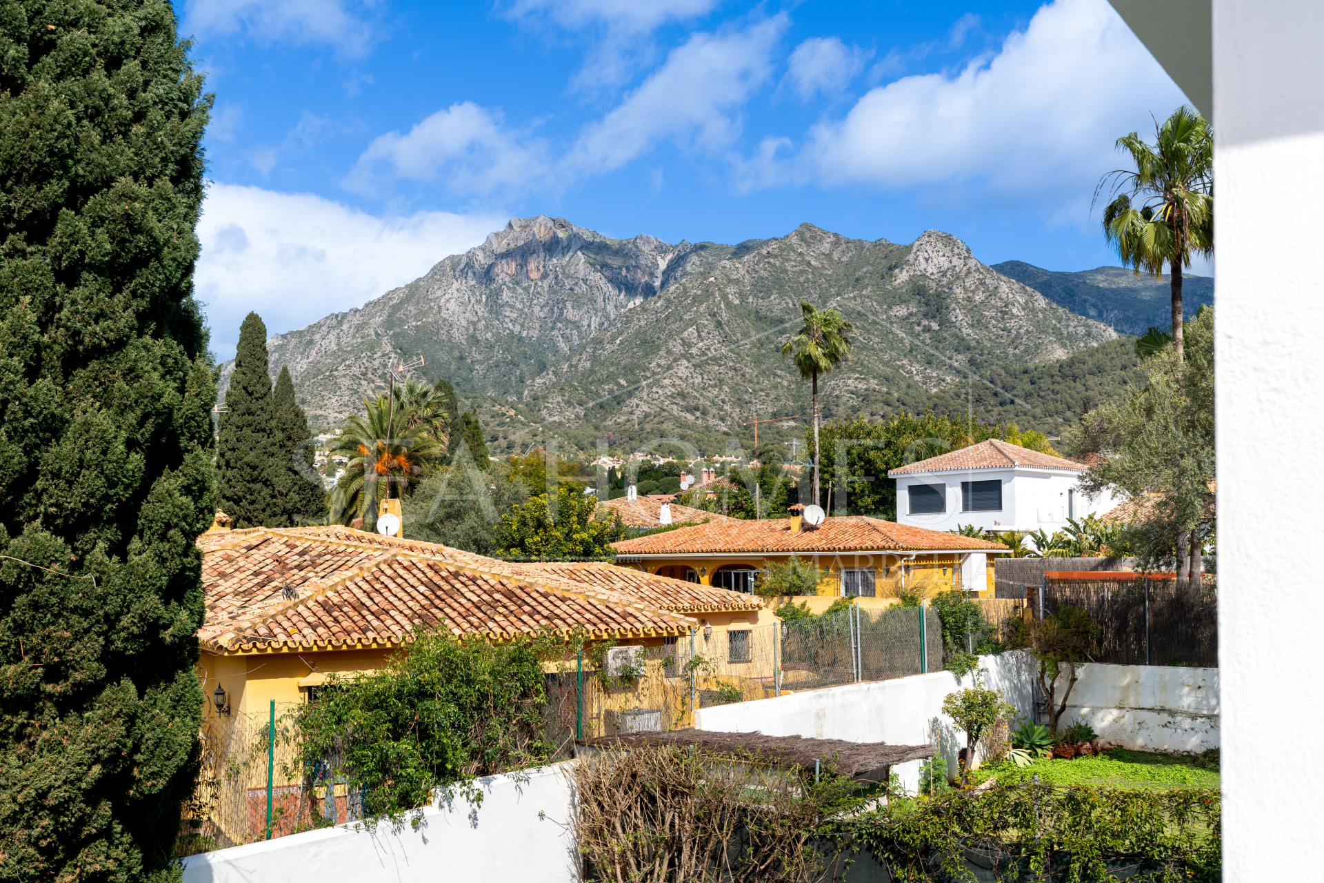 Exclusive luxury villa in Valdeolletas, Marbella, with stunning views of the sea and La Concha mountain. Set on a double plot of over 990 m², it features 6 bedrooms, 3 bathrooms, a private pool.
