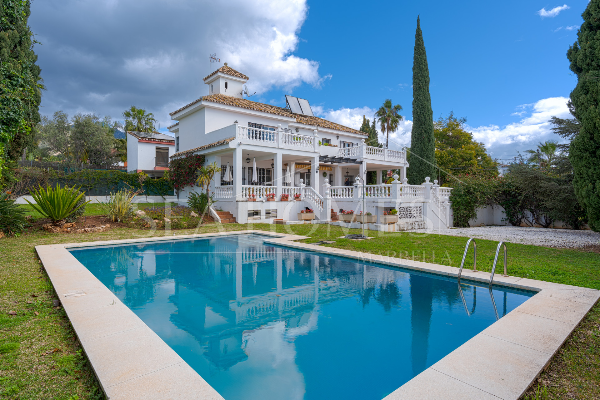 Exclusive luxury villa in Valdeolletas, Marbella, with stunning views of the sea and La Concha mountain. Set on a double plot of over 990 m², it features 6 bedrooms, 3 bathrooms, a private pool.