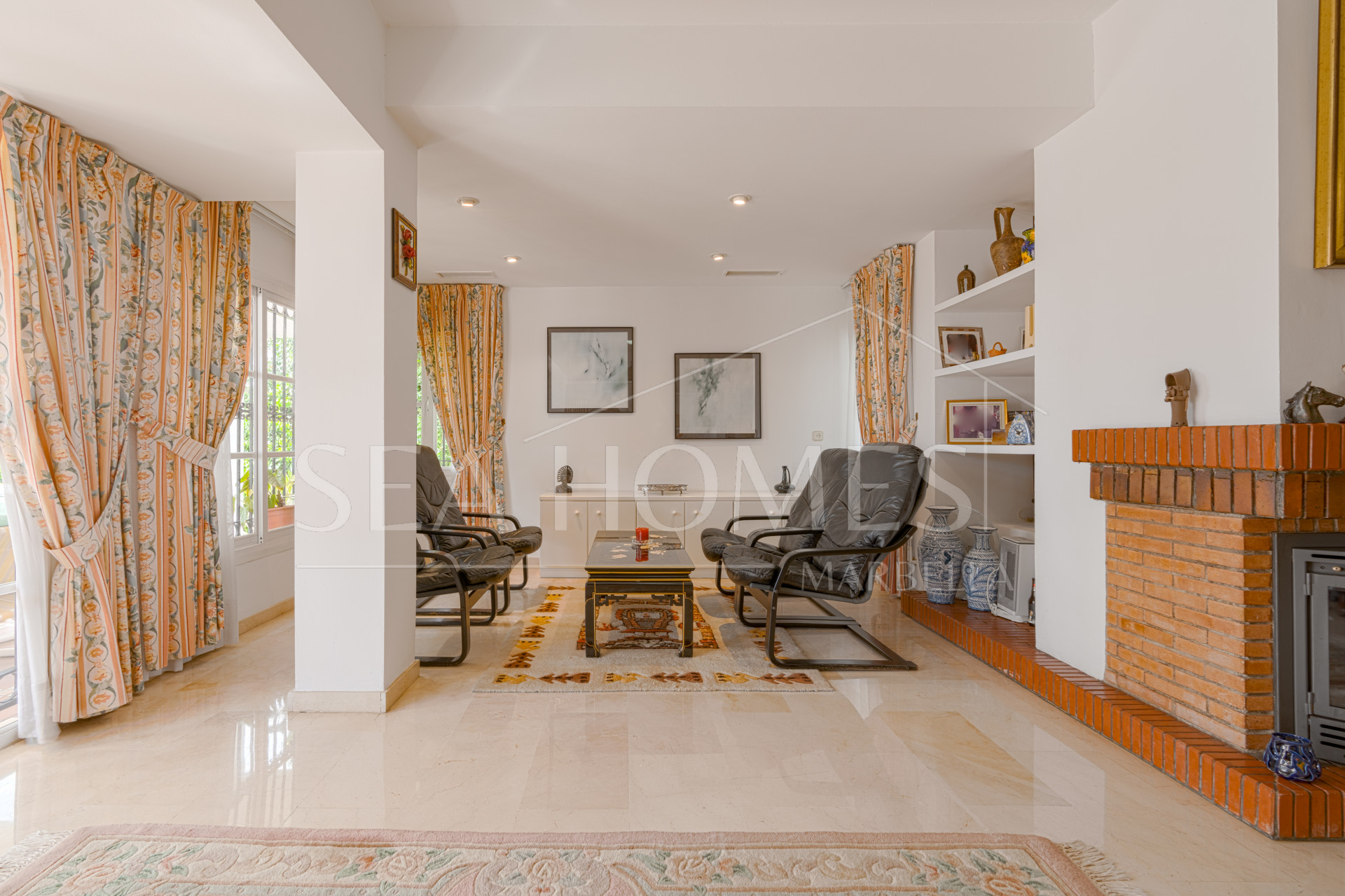 Exclusive luxury villa in Valdeolletas, Marbella, with stunning views of the sea and La Concha mountain. Set on a double plot of over 990 m², it features 6 bedrooms, 3 bathrooms, a private pool.