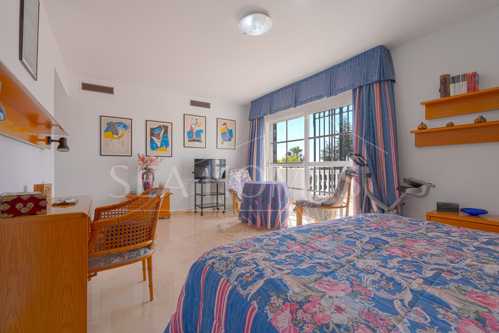 Exclusive luxury villa in Valdeolletas, Marbella, with stunning views of the sea and La Concha mountain. Set on a double plot of over 990 m², it features 6 bedrooms, 3 bathrooms, a private pool.