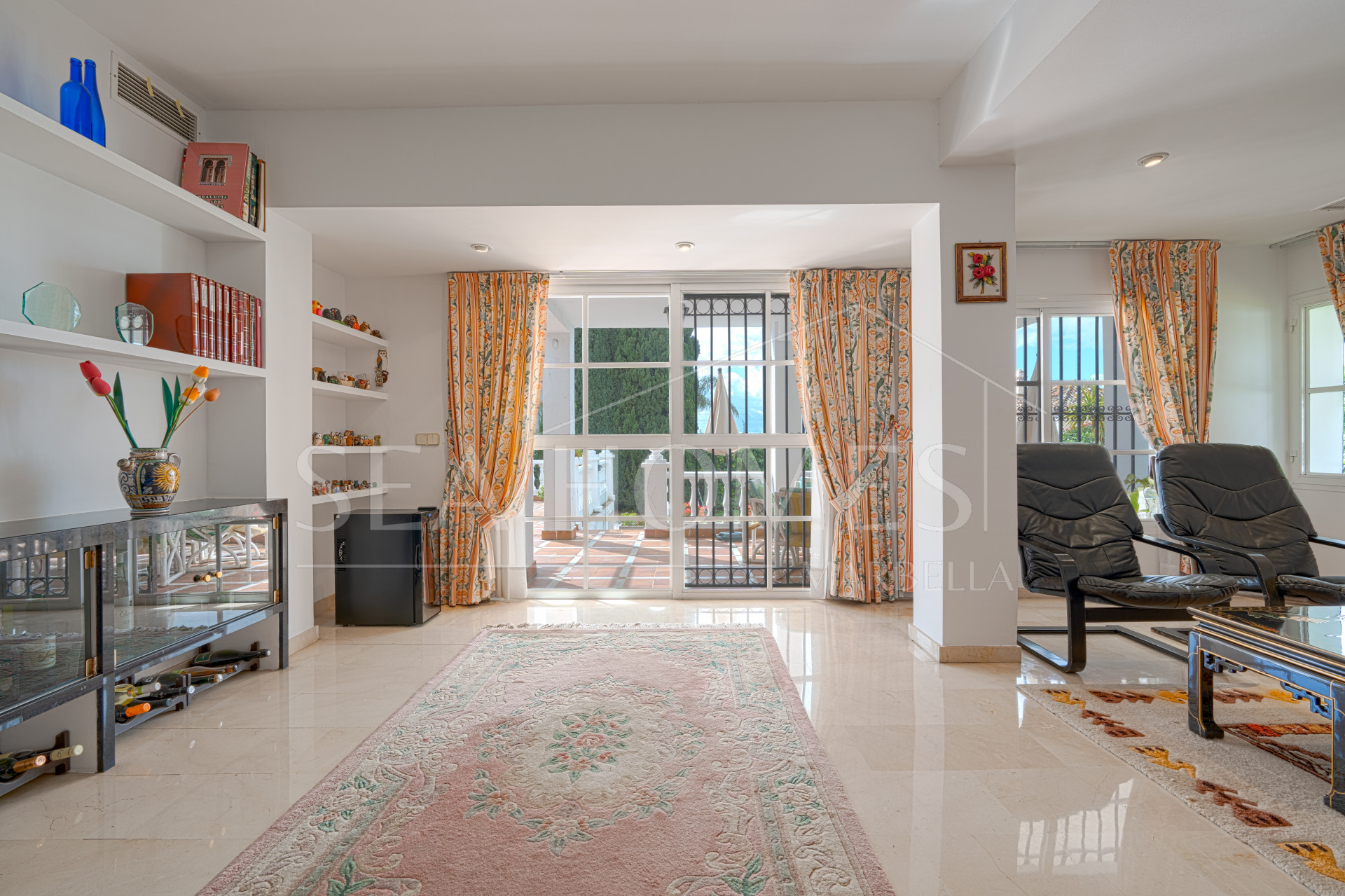 Exclusive luxury villa in Valdeolletas, Marbella, with stunning views of the sea and La Concha mountain. Set on a double plot of over 990 m², it features 6 bedrooms, 3 bathrooms, a private pool.