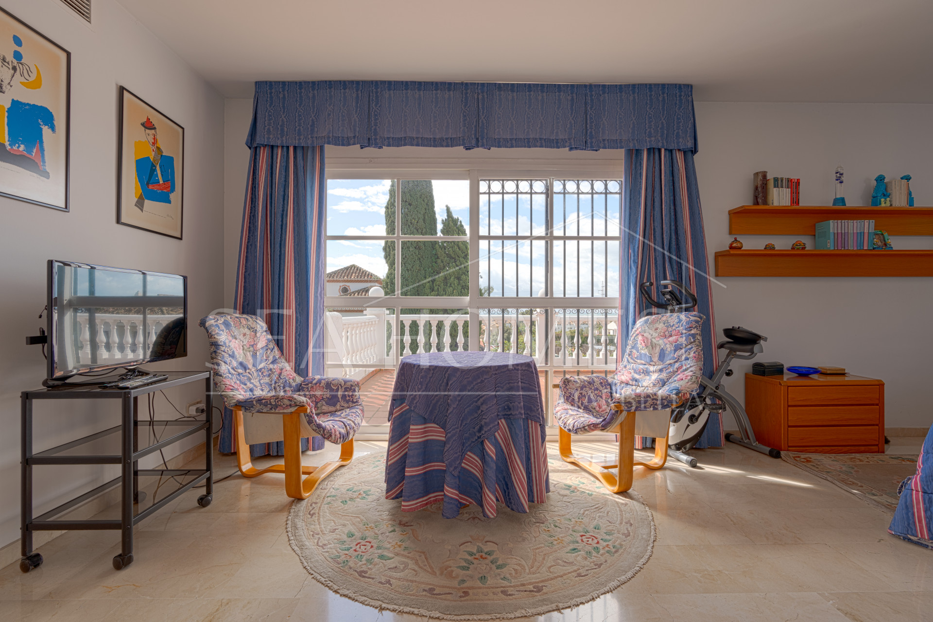 Exclusive luxury villa in Valdeolletas, Marbella, with stunning views of the sea and La Concha mountain. Set on a double plot of over 990 m², it features 6 bedrooms, 3 bathrooms, a private pool.