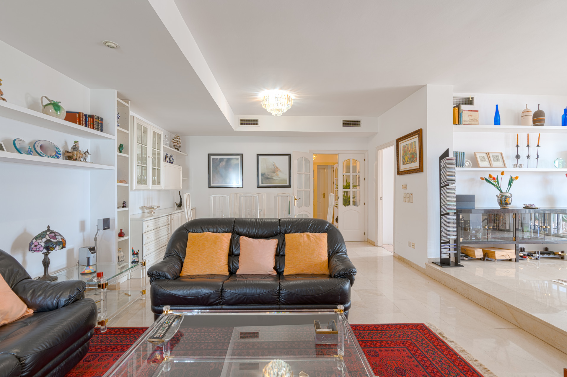 Exclusiva villa de lujo en Valdeolletas, Marbella, con espectaculares vistas al mar y a La Concha. Ubicada en doble parcela de más de 990 m², ofrece 6 dormitorios, 3 baños, piscina privada, amplias terrazas.