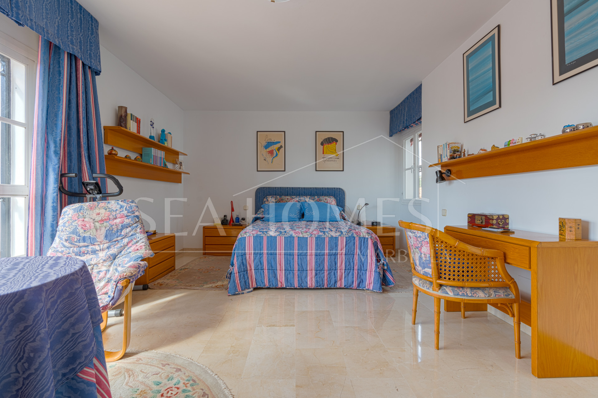 Exclusive luxury villa in Valdeolletas, Marbella, with stunning views of the sea and La Concha mountain. Set on a double plot of over 990 m², it features 6 bedrooms, 3 bathrooms, a private pool.