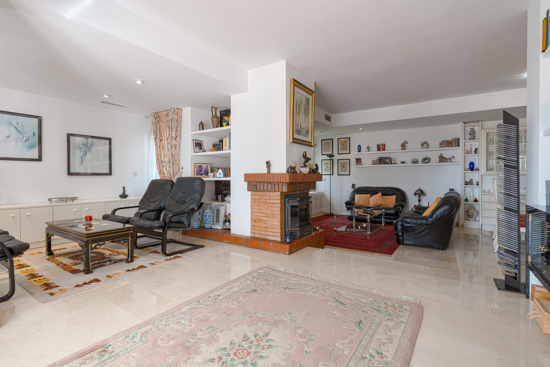 Exclusiva villa de lujo en Valdeolletas, Marbella, con espectaculares vistas al mar y a La Concha. Ubicada en doble parcela de más de 990 m², ofrece 6 dormitorios, 3 baños, piscina privada, amplias terrazas.