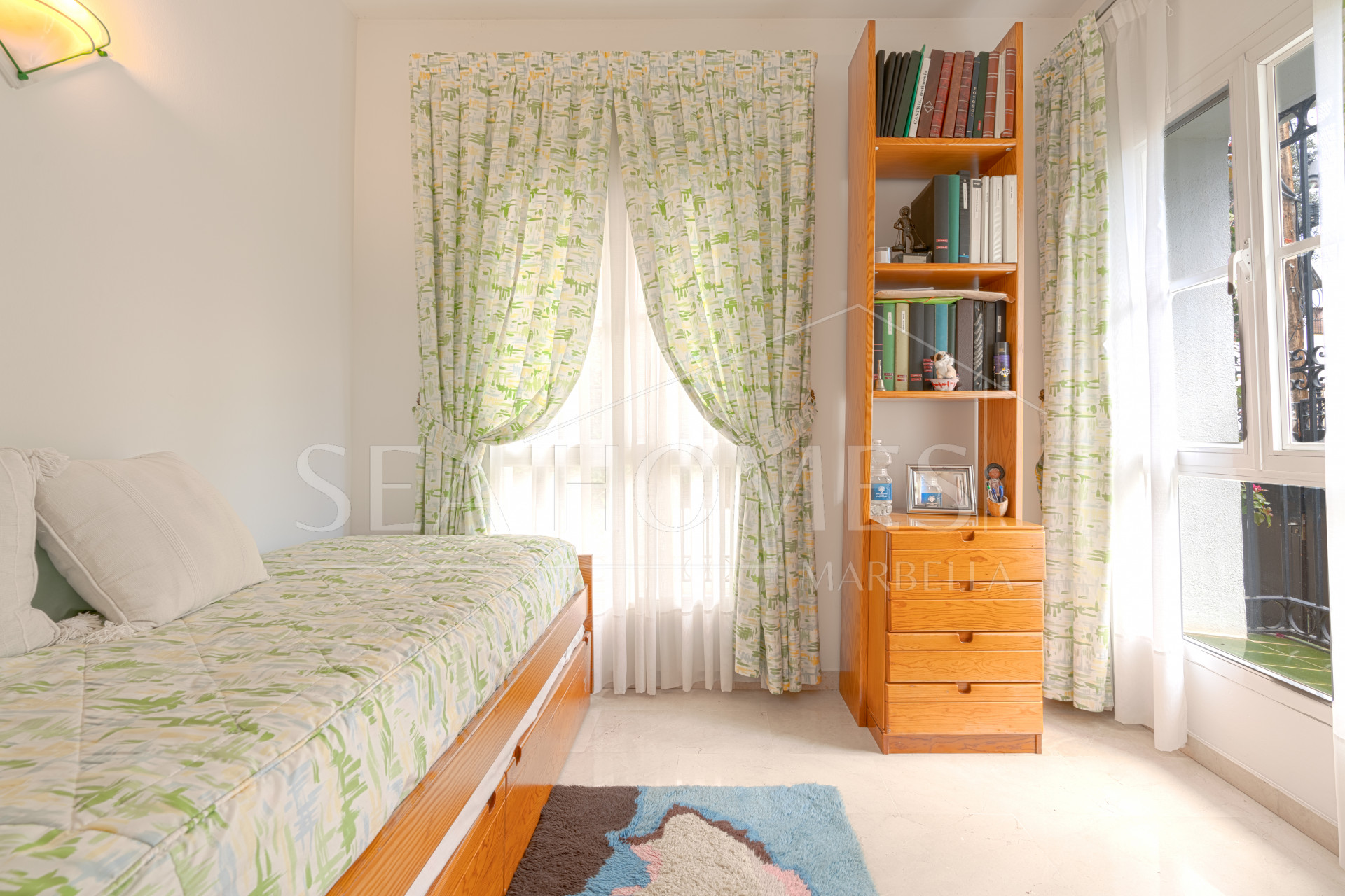 Exclusive luxury villa in Valdeolletas, Marbella, with stunning views of the sea and La Concha mountain. Set on a double plot of over 990 m², it features 6 bedrooms, 3 bathrooms, a private pool.