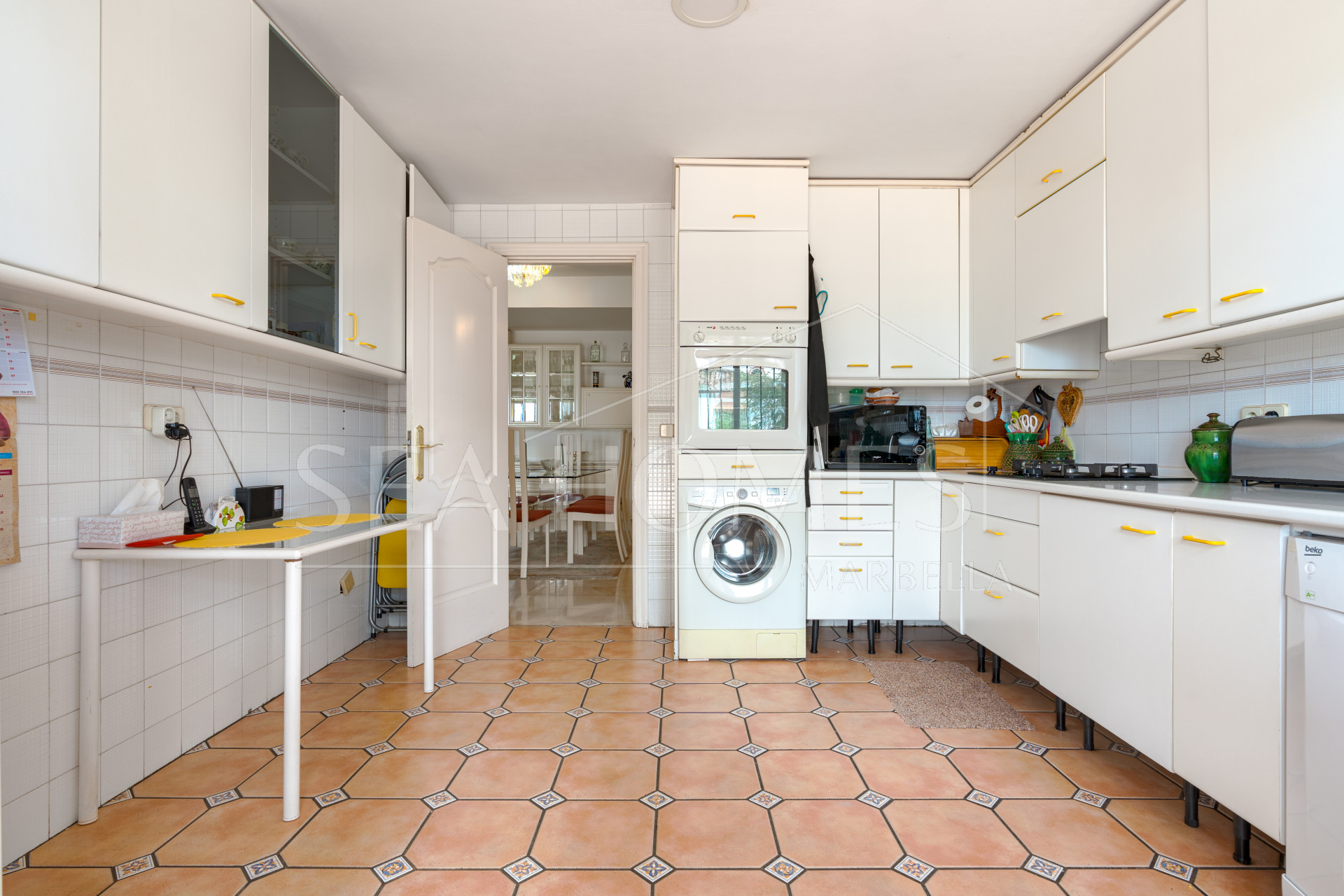 Exclusive luxury villa in Valdeolletas, Marbella, with stunning views of the sea and La Concha mountain. Set on a double plot of over 990 m², it features 6 bedrooms, 3 bathrooms, a private pool.