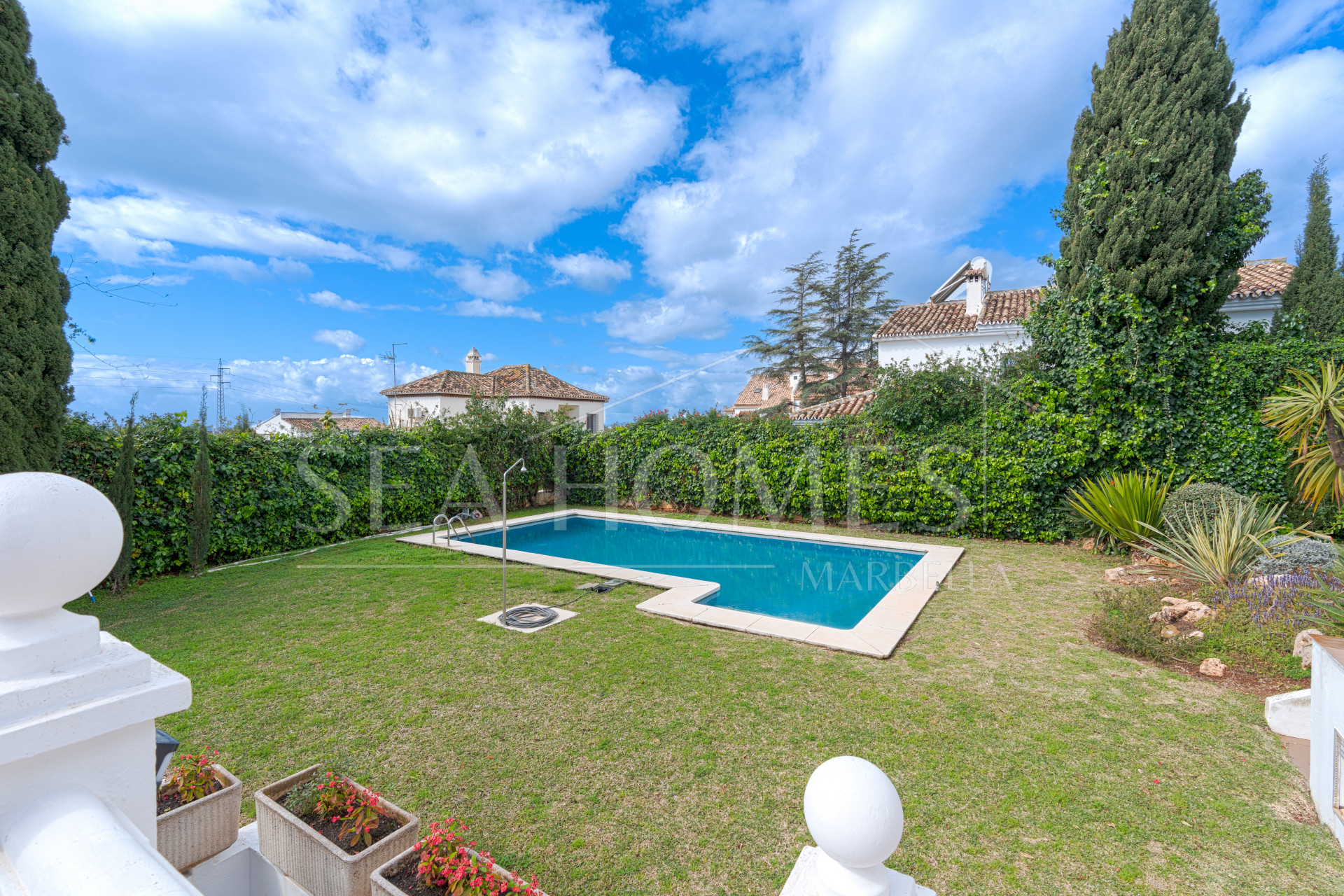 Exclusive luxury villa in Valdeolletas, Marbella, with stunning views of the sea and La Concha mountain. Set on a double plot of over 990 m², it features 6 bedrooms, 3 bathrooms, a private pool.