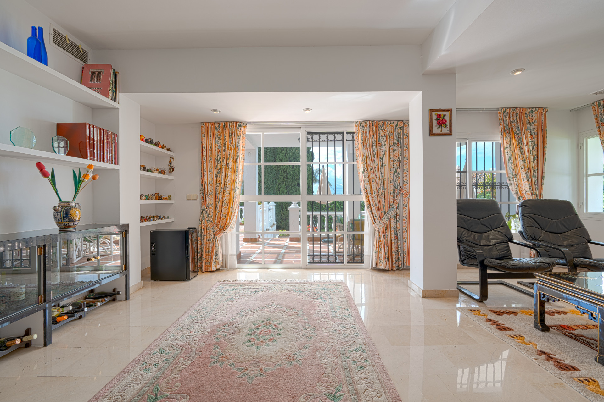 Exclusiva villa de lujo en Valdeolletas, Marbella, con espectaculares vistas al mar y a La Concha. Ubicada en doble parcela de más de 990 m², ofrece 6 dormitorios, 3 baños, piscina privada, amplias terrazas.
