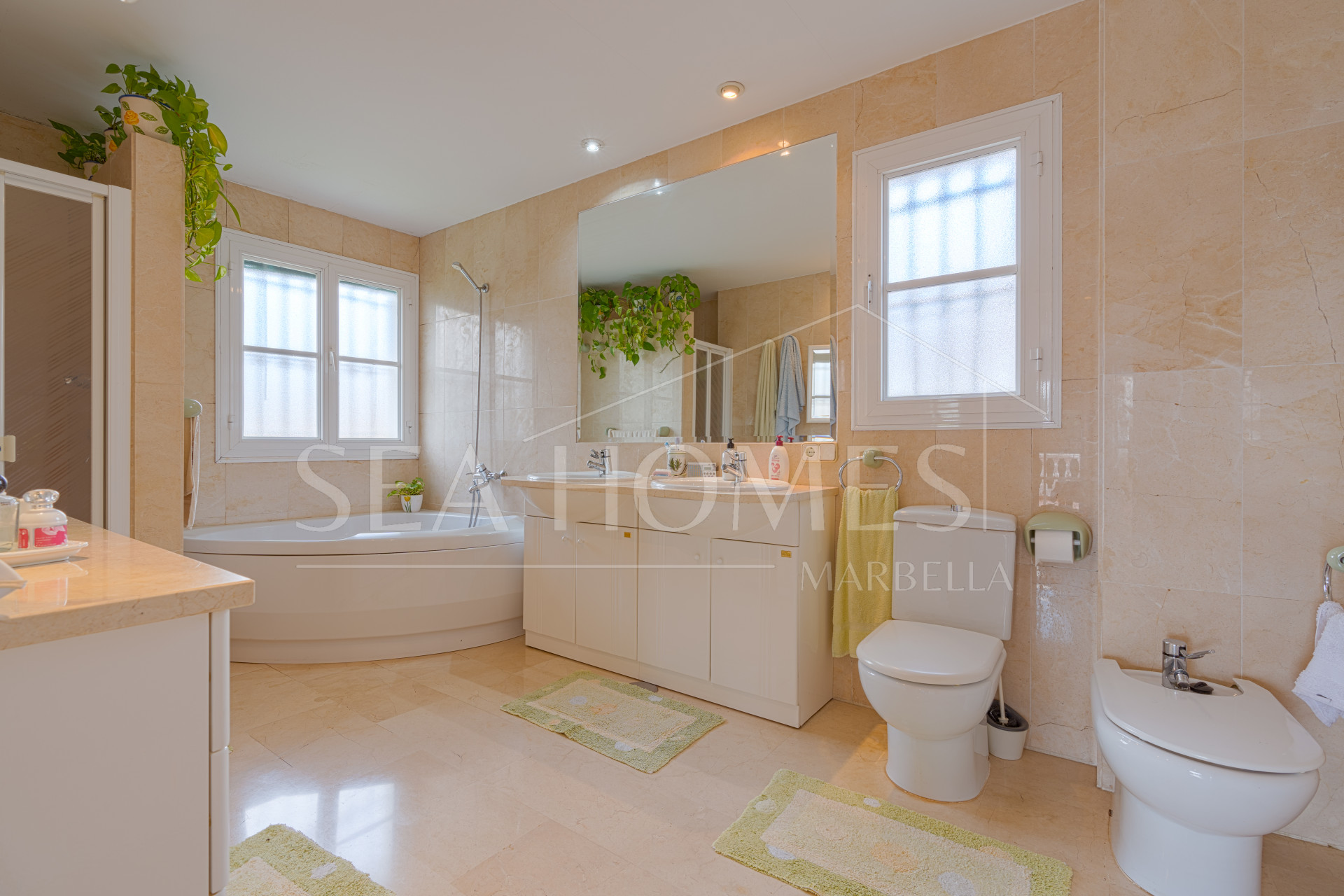 Exclusive luxury villa in Valdeolletas, Marbella, with stunning views of the sea and La Concha mountain. Set on a double plot of over 990 m², it features 6 bedrooms, 3 bathrooms, a private pool.