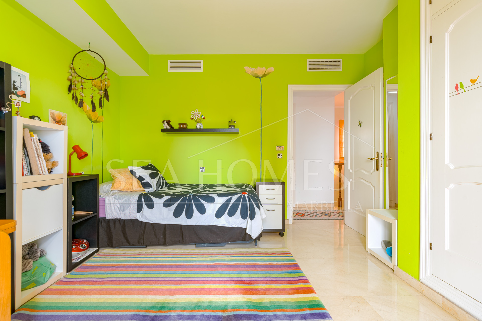 Exclusive luxury villa in Valdeolletas, Marbella, with stunning views of the sea and La Concha mountain. Set on a double plot of over 990 m², it features 6 bedrooms, 3 bathrooms, a private pool.