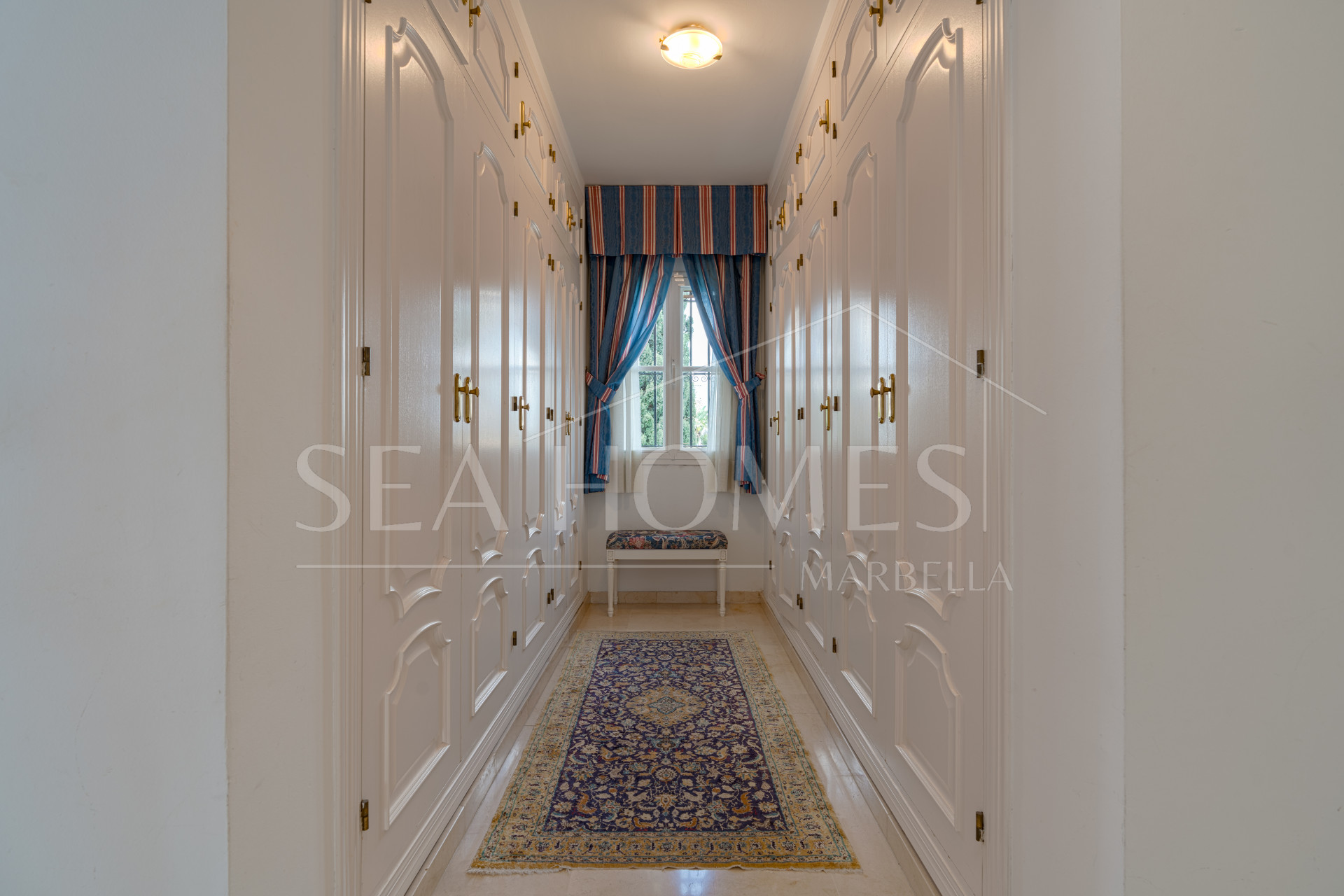 Exclusive luxury villa in Valdeolletas, Marbella, with stunning views of the sea and La Concha mountain. Set on a double plot of over 990 m², it features 6 bedrooms, 3 bathrooms, a private pool.