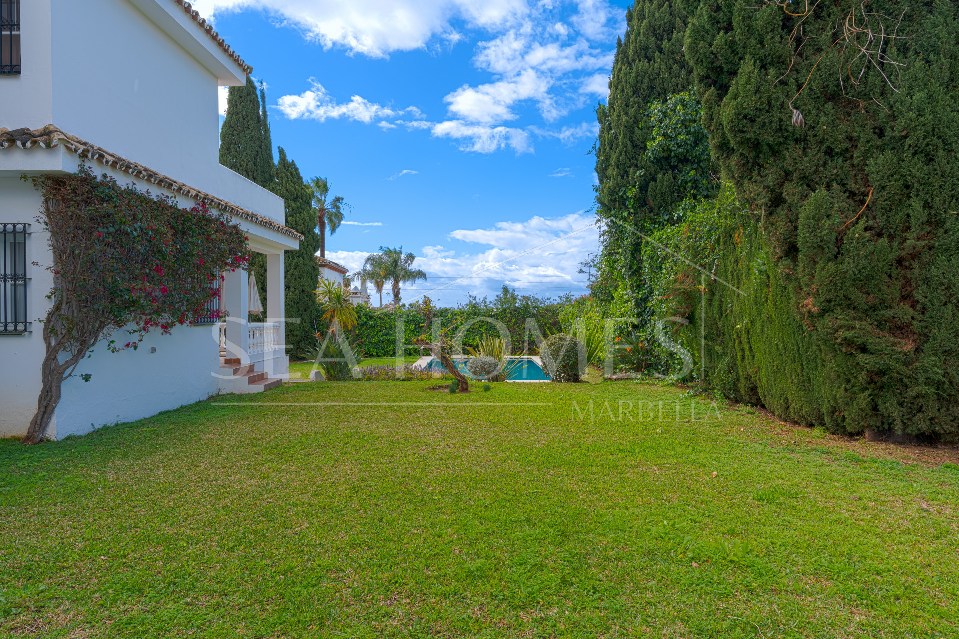 Exclusive luxury villa in Valdeolletas, Marbella, with stunning views of the sea and La Concha mountain. Set on a double plot of over 990 m², it features 6 bedrooms, 3 bathrooms, a private pool.