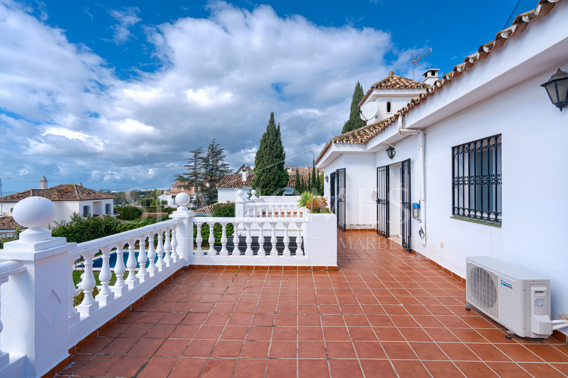 Exclusive luxury villa in Valdeolletas, Marbella, with stunning views of the sea and La Concha mountain. Set on a double plot of over 990 m², it features 6 bedrooms, 3 bathrooms, a private pool.