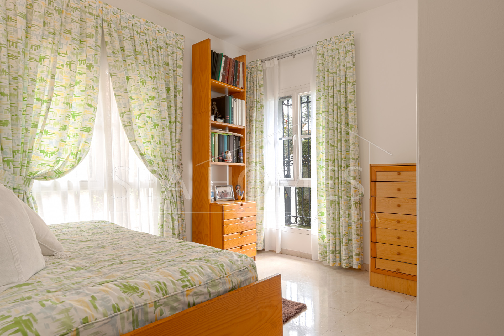 Exclusive luxury villa in Valdeolletas, Marbella, with stunning views of the sea and La Concha mountain. Set on a double plot of over 990 m², it features 6 bedrooms, 3 bathrooms, a private pool.