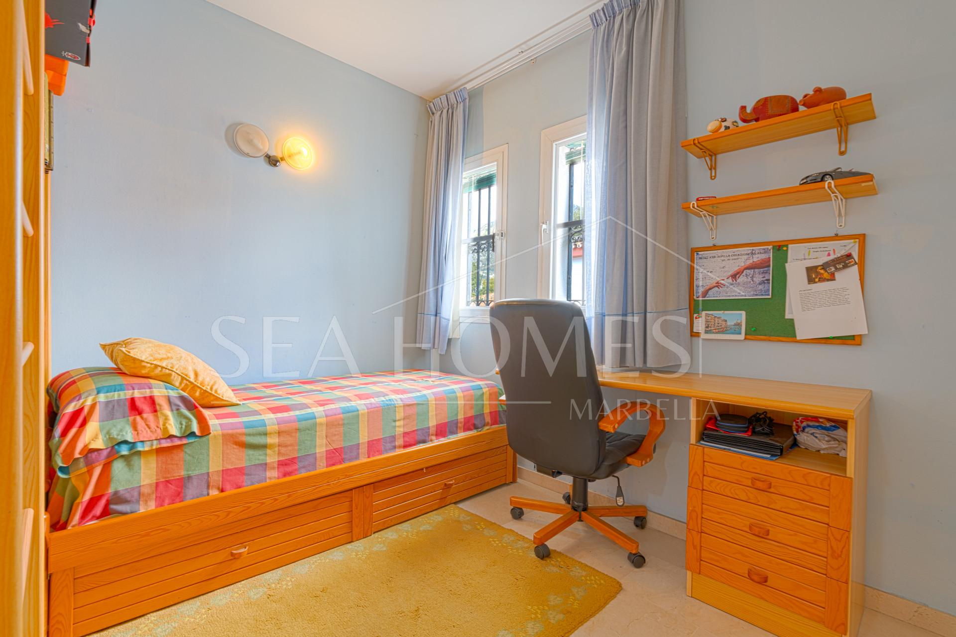 Exclusive luxury villa in Valdeolletas, Marbella, with stunning views of the sea and La Concha mountain. Set on a double plot of over 990 m², it features 6 bedrooms, 3 bathrooms, a private pool.