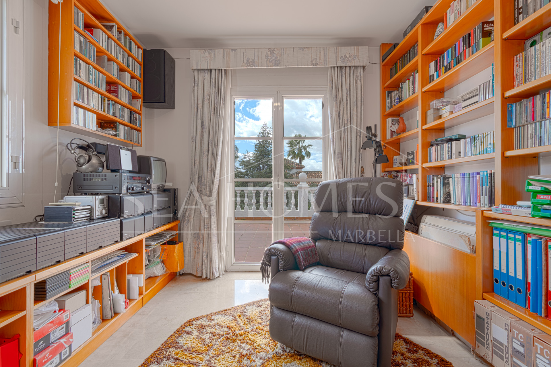 Exclusive luxury villa in Valdeolletas, Marbella, with stunning views of the sea and La Concha mountain. Set on a double plot of over 990 m², it features 6 bedrooms, 3 bathrooms, a private pool.