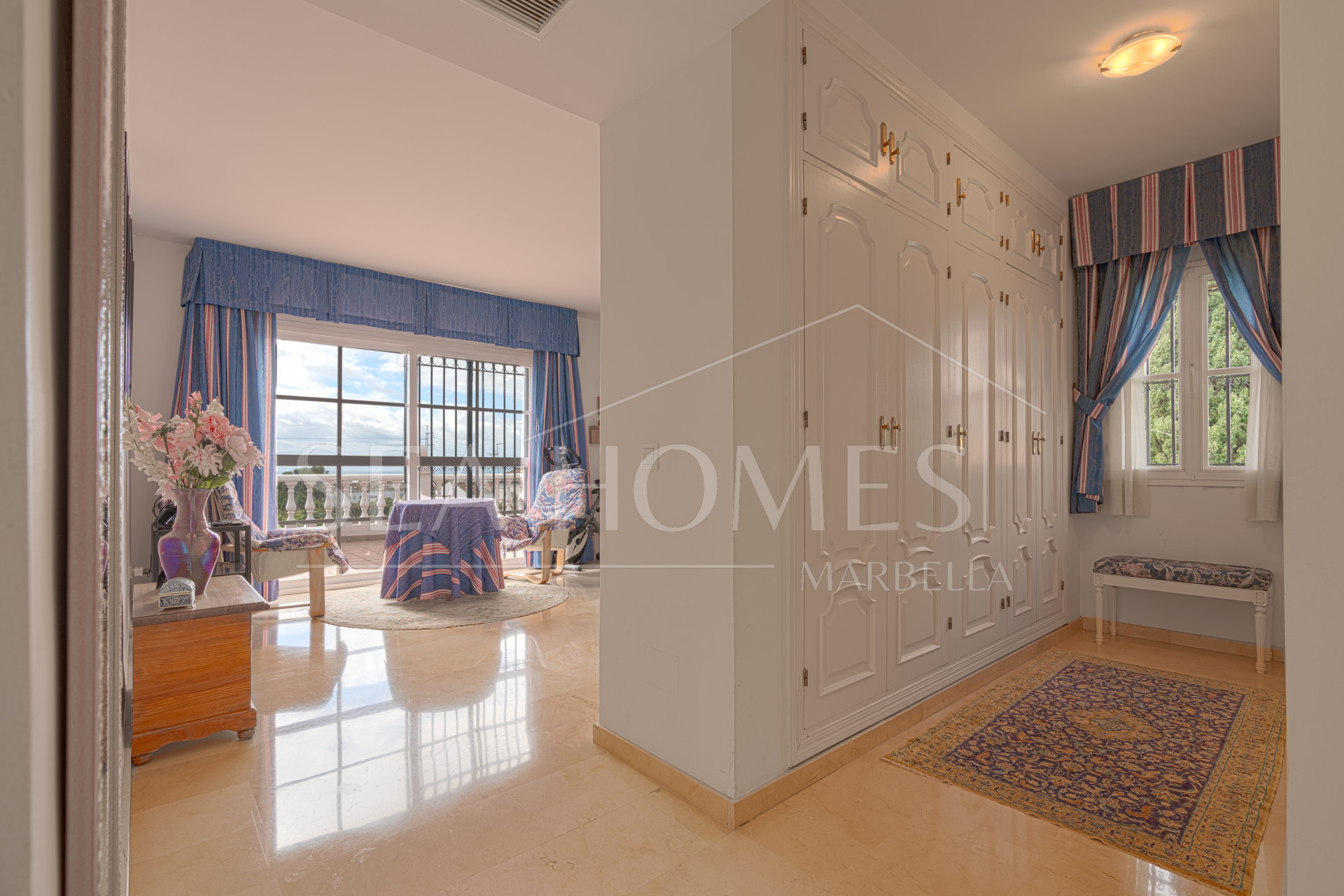 Exclusive luxury villa in Valdeolletas, Marbella, with stunning views of the sea and La Concha mountain. Set on a double plot of over 990 m², it features 6 bedrooms, 3 bathrooms, a private pool.