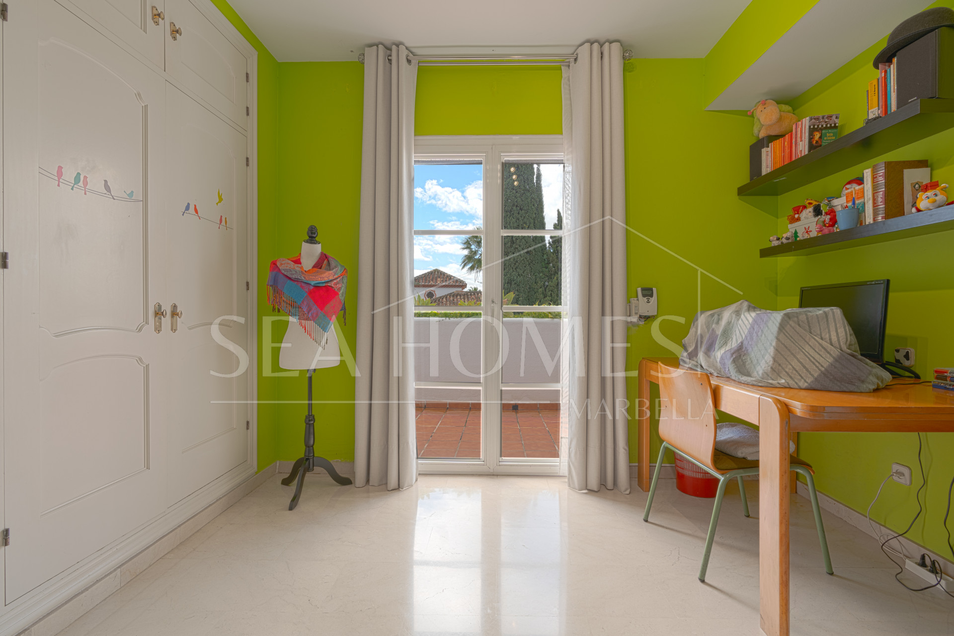 Exclusive luxury villa in Valdeolletas, Marbella, with stunning views of the sea and La Concha mountain. Set on a double plot of over 990 m², it features 6 bedrooms, 3 bathrooms, a private pool.