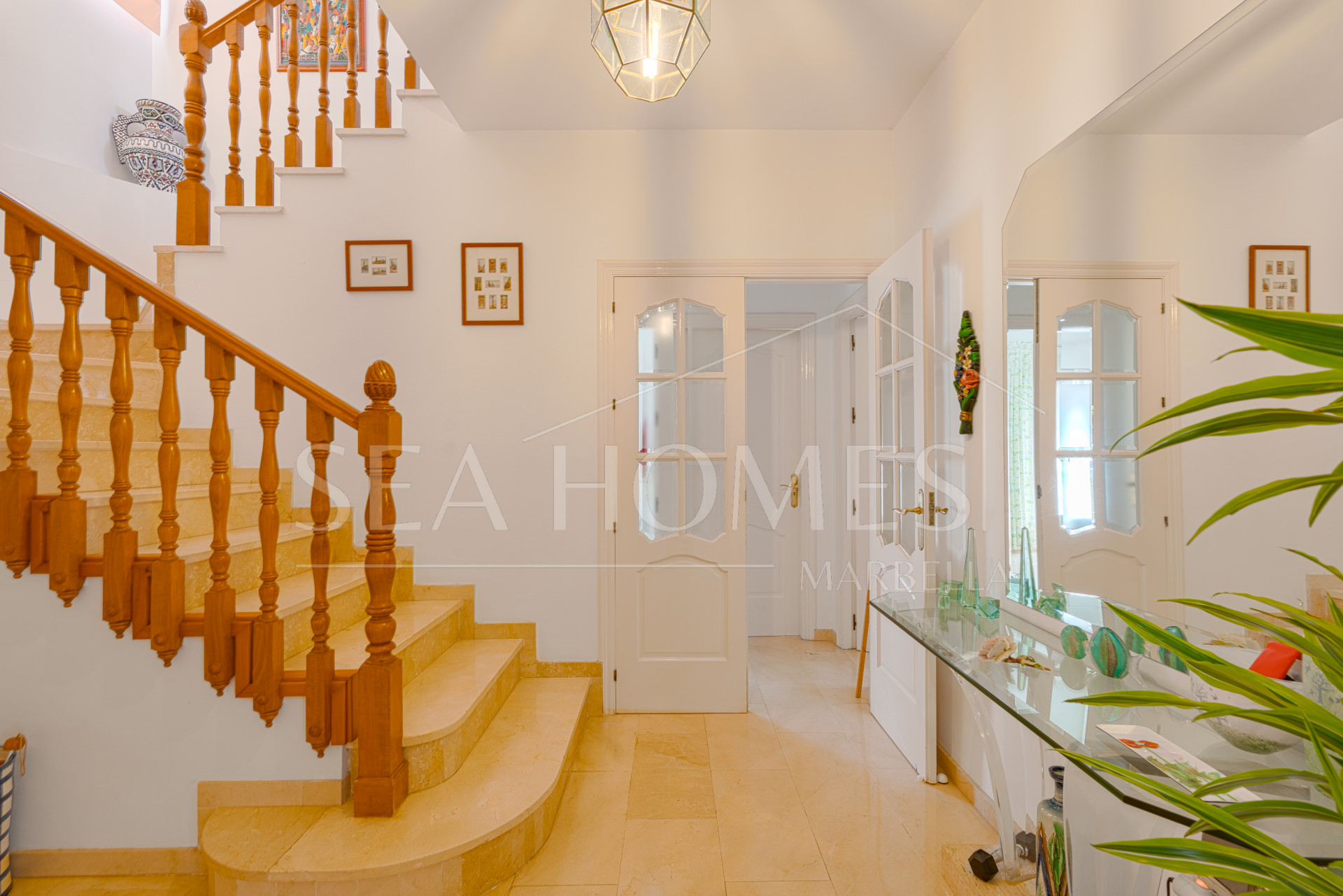 Exclusive luxury villa in Valdeolletas, Marbella, with stunning views of the sea and La Concha mountain. Set on a double plot of over 990 m², it features 6 bedrooms, 3 bathrooms, a private pool.